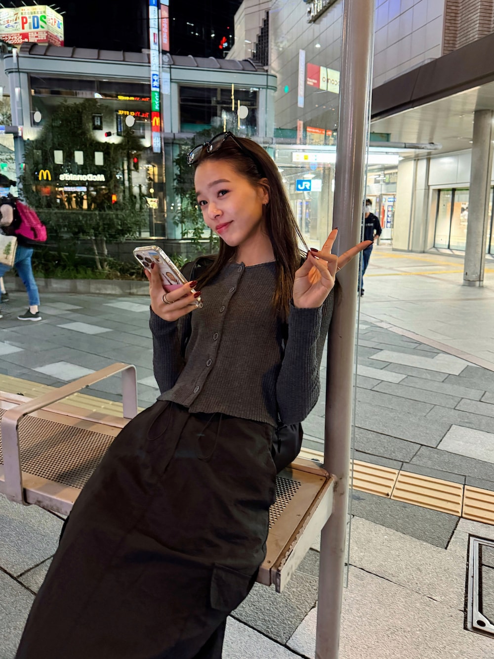 「春めき満開コーデ、韓国ファッション、休日スタイル、デートコーデ、スニーカー、カーディガン、お出かけコーデ、バックパック、スカートスタイル、ロングスカート、クロップド丈、春服コーデ、春服みてみて、高身長女子、今日のコーデ」｜「adidasのサンバ OG / SAMBA OG / アディダスオリジナルス adidas Originals スニーカー（スニーカー、ブラック系）」を使った、Rannaさん（骨格ウェーブ・レディース・166cm）の春コーディネートの2枚目の写真