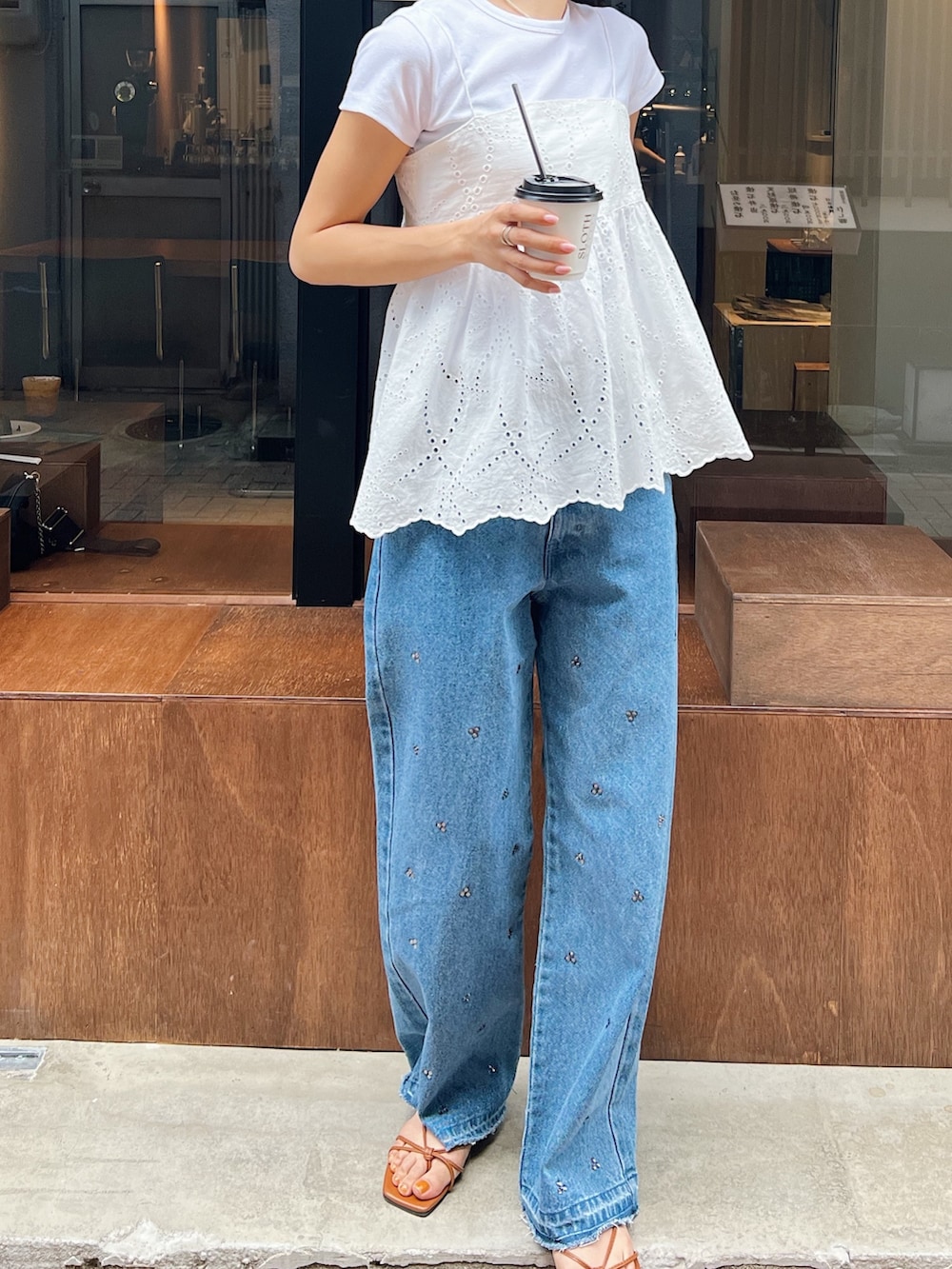 ホワイト系のキャミソール、ホワイト系のTシャツ/カットソー、ブラウン系のサンダルを着用したレディースの夏コーディネートの2枚目の写真