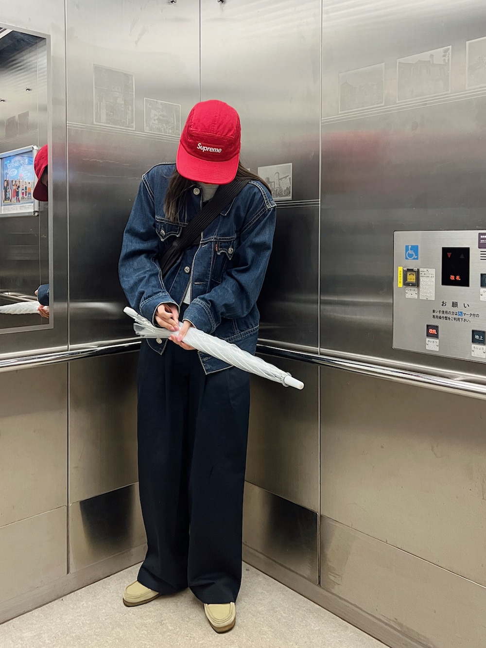 グレー系のTシャツ/カットソー、ブルー系のその他パンツ、ベージュ系のモカシン/デッキシューズを着用したレディースの春コーディネートの4枚目の写真