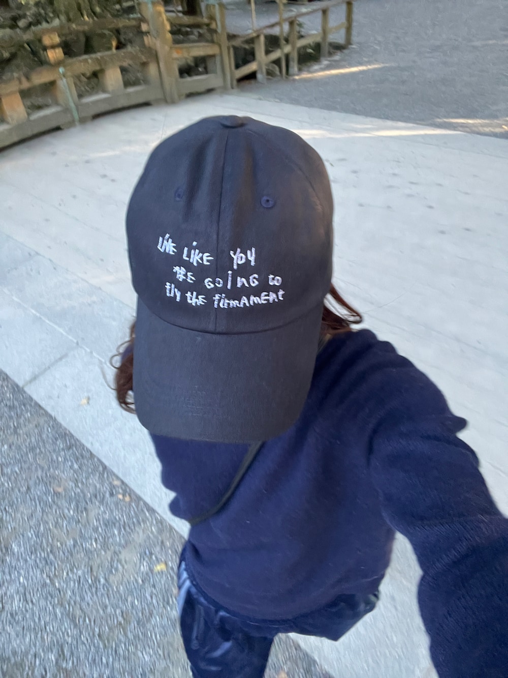 ブルー系のニット/セーター、ブルー系のその他パンツ、ブラック系のスニーカーを着用したレディースの秋コーディネートの3枚目の写真