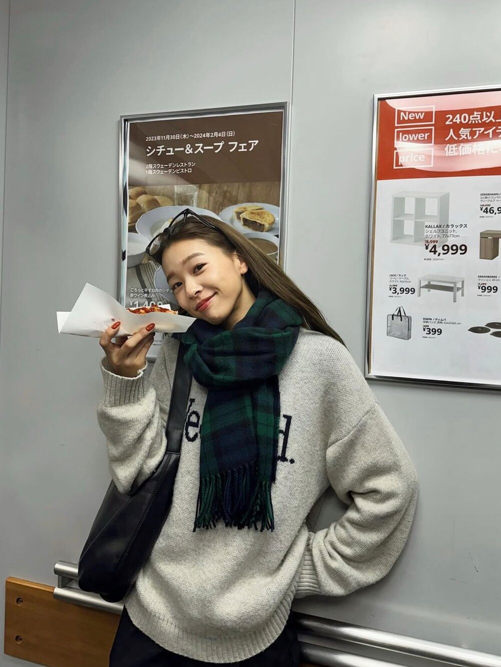 ブラック系のその他パンツ、グレー系のニット/セーター、ブラック系のバッグを着用したレディースの秋コーディネートの2枚目の写真