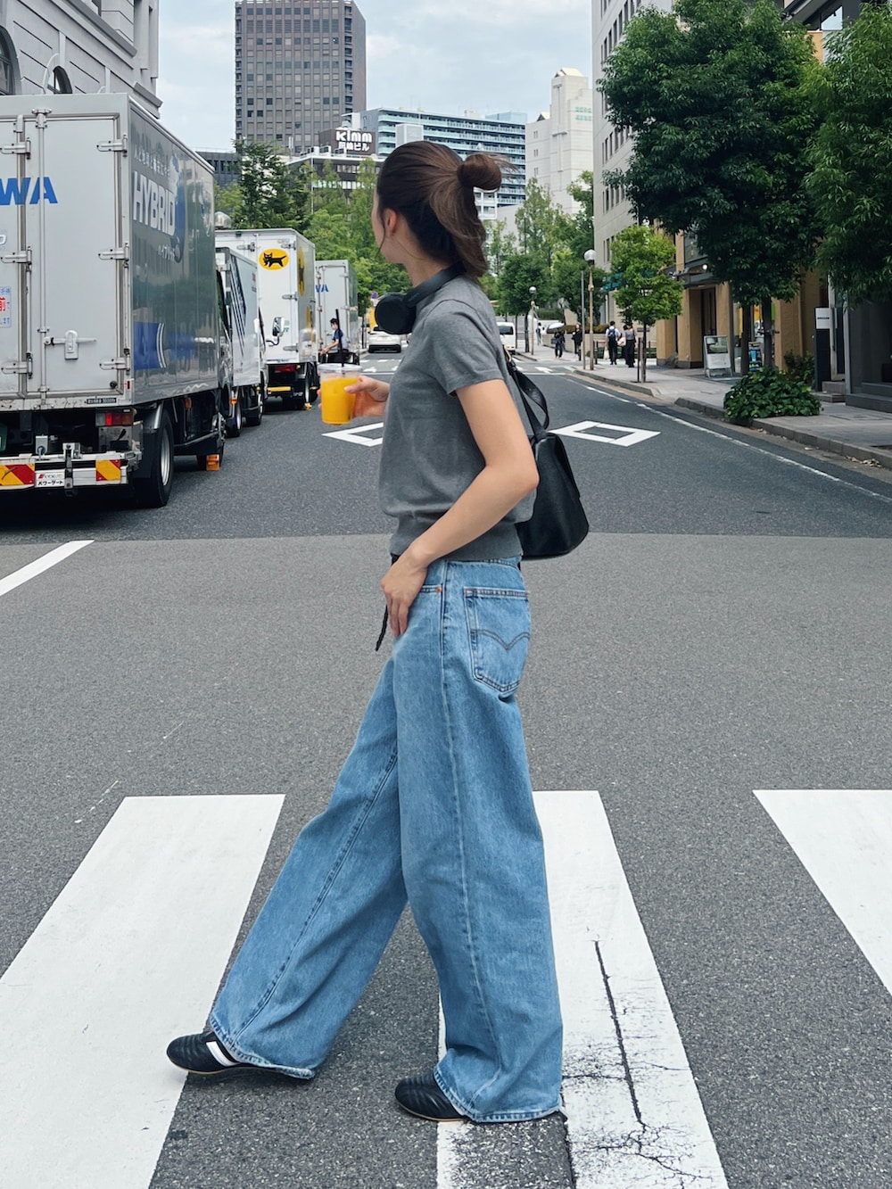 グレー系のニット/セーターを着用したレディースの夏コーディネートの3枚目の写真
