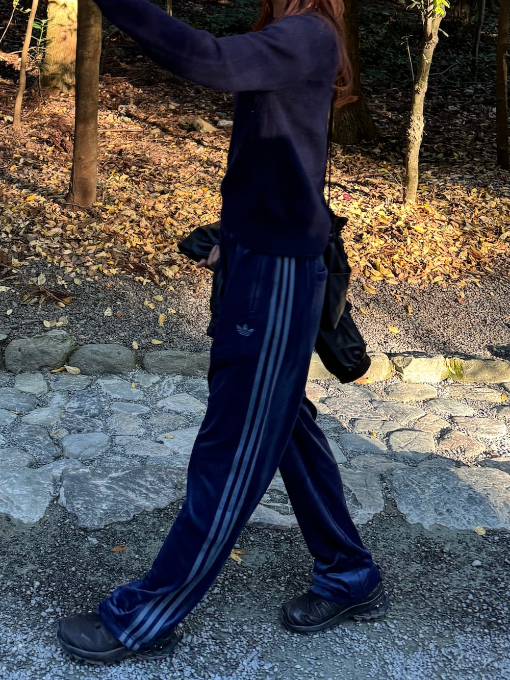 ブルー系のニット/セーター、ブルー系のその他パンツ、ブラック系のスニーカーを着用したレディースの秋コーディネートの2枚目の写真