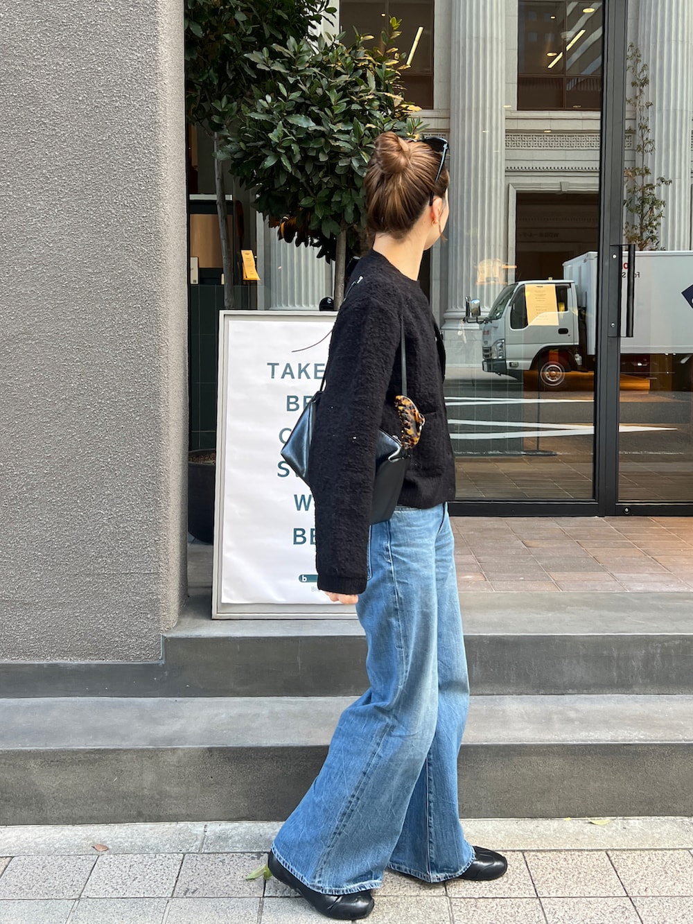 ブラック系のノーカラージャケット、グレー系のTシャツ/カットソー、ブラック系のショルダーバッグを着用したレディースの冬コーディネートの2枚目の写真