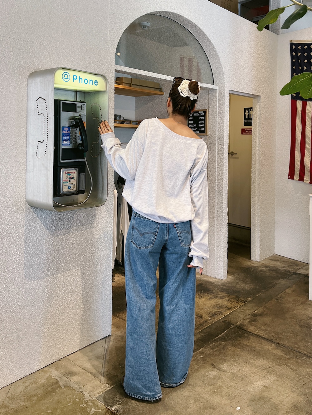 グレー系のTシャツ/カットソー、ブルー系のデニムパンツ、ブラウン系のモカシン/デッキシューズを着用したレディースの春コーディネートの3枚目の写真