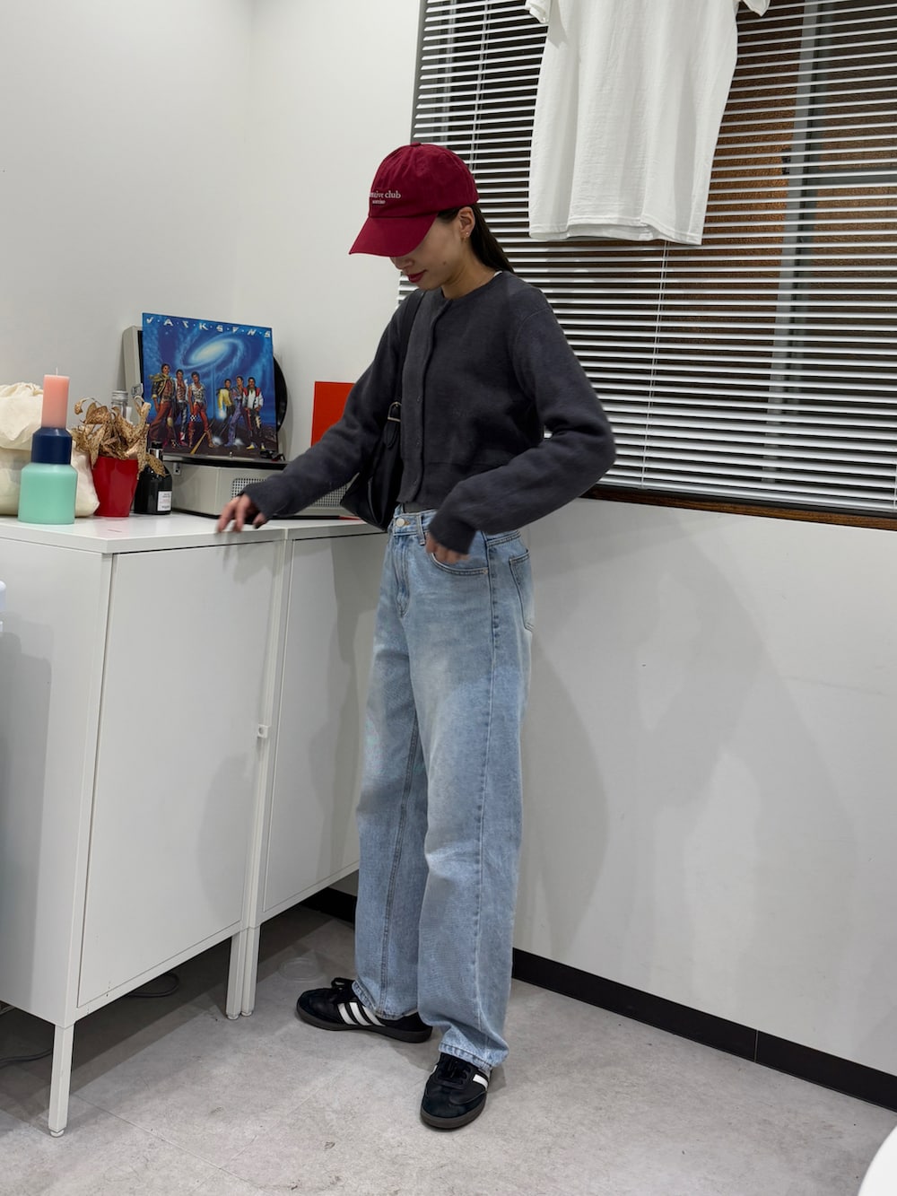 ベージュ系のブルゾン、ブルー系のデニムパンツ、ブラック系のスニーカーを着用したレディースの冬コーディネートの3枚目の写真