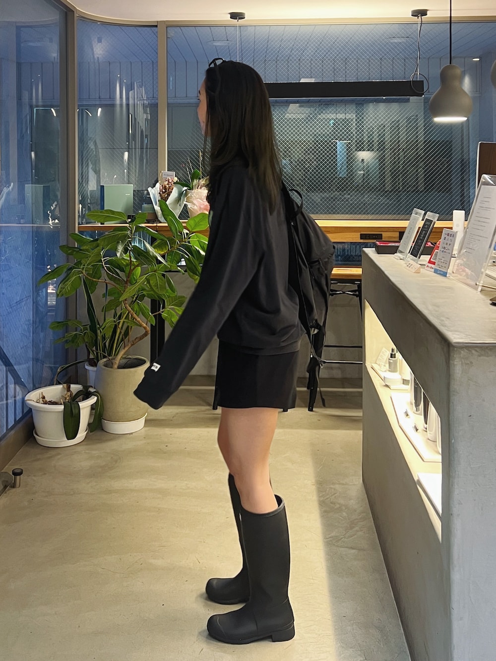 ブラック系のTシャツ/カットソー、ブラック系のその他パンツ、ブラック系のレインシューズを着用したレディースの春コーディネートの3枚目の写真