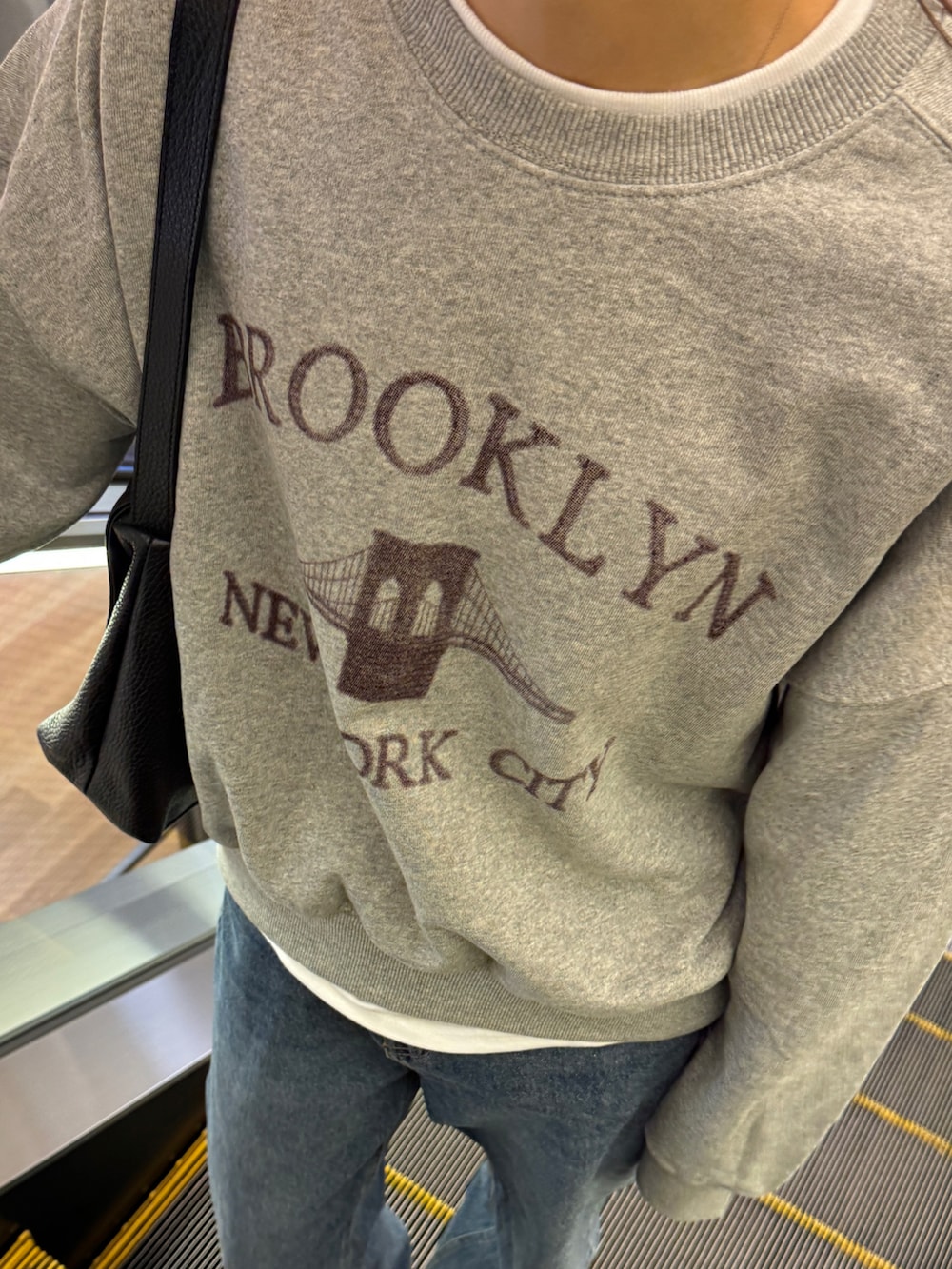 「最近のいい感じコーデ、オトナカジュアル、オトナ女子、お出かけコーデ、あったかコーデ、ootd、冬のコーデ、シンプルスタイル、韓国ファッション、プチプラコーデ、プチプラ、休日スタイル、デニム、outfit、グレー」｜「Sorrisoのフロントデザイン トレーナー（スウェット、グレー系）」を使った、Rannaさん（レディース・166cm）の秋コーディネートの3枚目の写真
