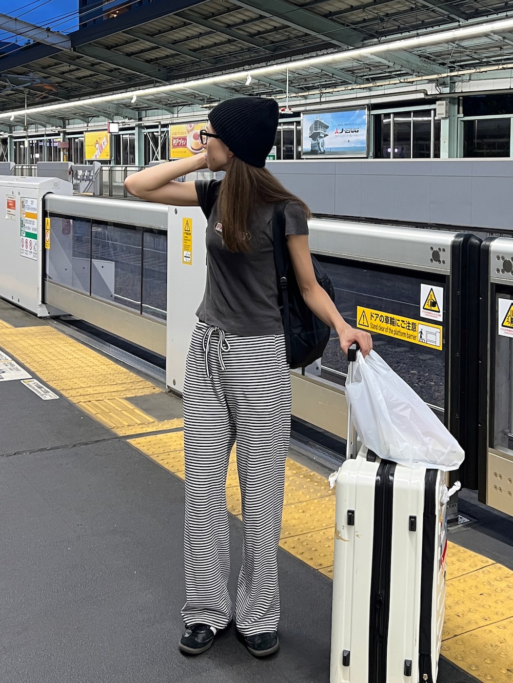 グレー系のTシャツ/カットソー、ブラック系のスウェットパンツ、ブラック系のスニーカーを着用したレディースの夏コーディネートの2枚目の写真