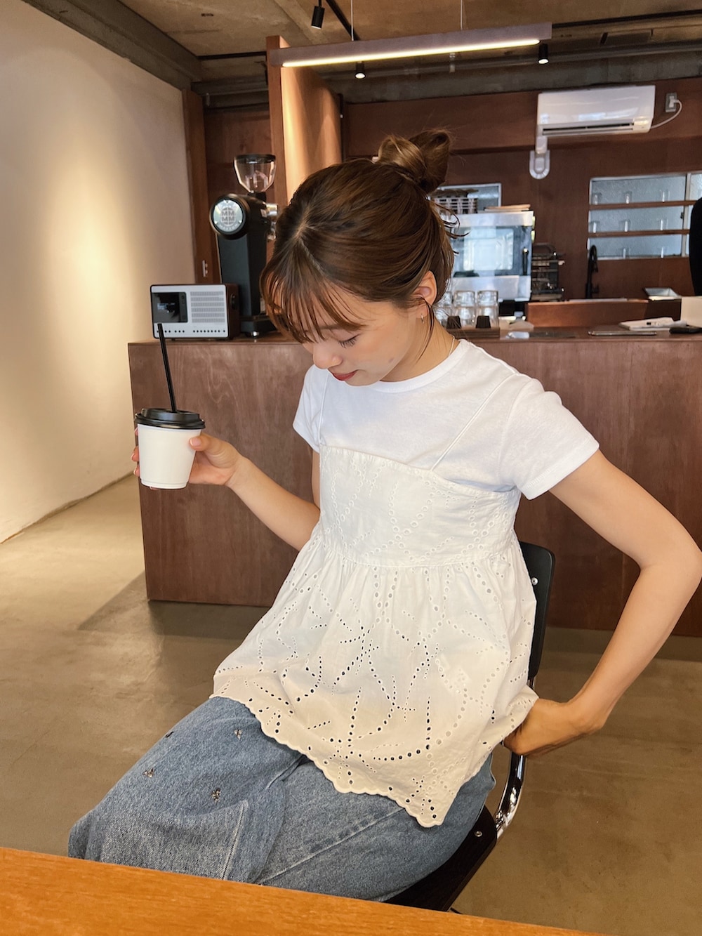 ホワイト系のキャミソール、ホワイト系のTシャツ/カットソー、ブラウン系のサンダルを着用したレディースの夏コーディネートの3枚目の写真