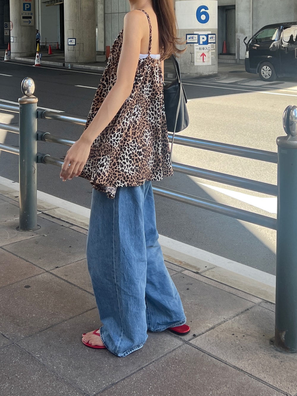 その他のトップス、ブルー系のデニムパンツ、レッド系のサンダルを着用したレディースの夏コーディネートの2枚目の写真