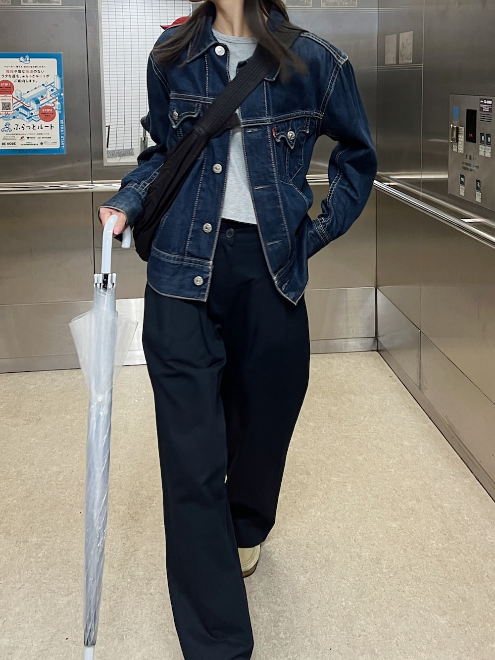 グレー系のTシャツ/カットソー、ブルー系のその他パンツ、ベージュ系のモカシン/デッキシューズを着用したレディースの春コーディネートの3枚目の写真