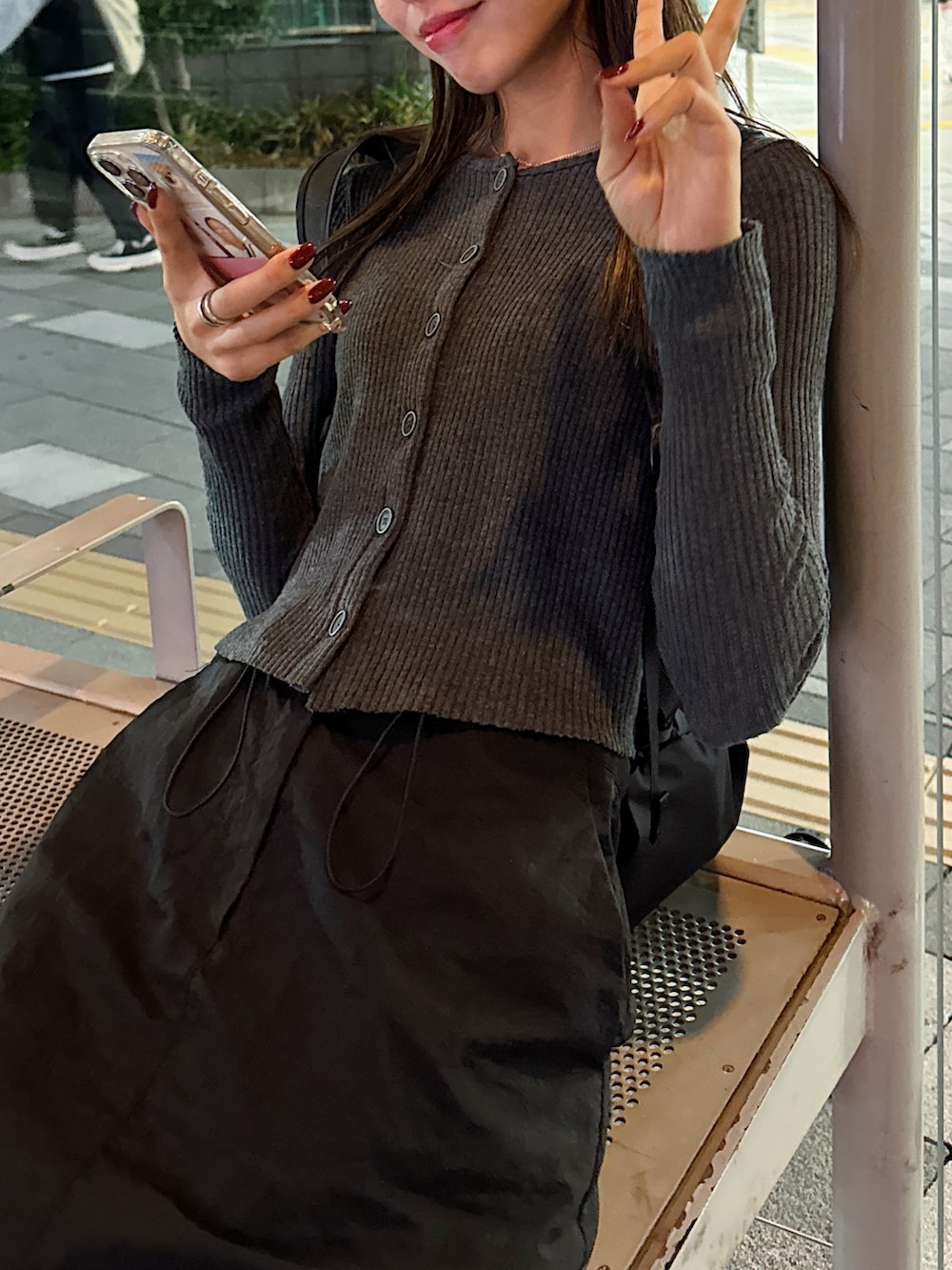 「春めき満開コーデ、韓国ファッション、休日スタイル、デートコーデ、スニーカー、カーディガン、お出かけコーデ、バックパック、スカートスタイル、ロングスカート、クロップド丈、春服コーデ、春服みてみて、高身長女子、今日のコーデ」｜「adidasのサンバ OG / SAMBA OG / アディダスオリジナルス adidas Originals スニーカー（スニーカー、ブラック系）」を使った、Rannaさん（骨格ウェーブ・レディース・166cm）の春コーディネートの3枚目の写真