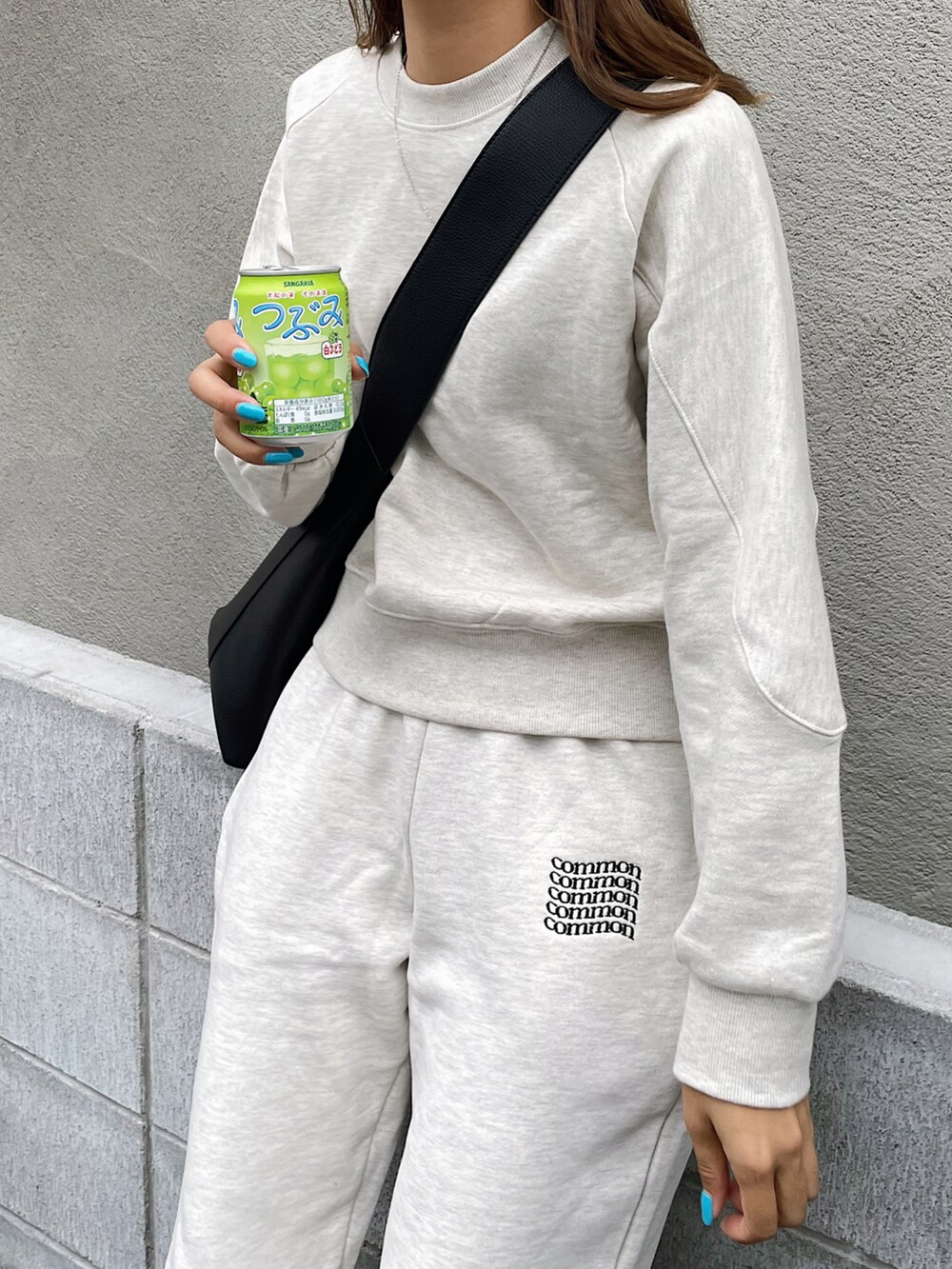 ベージュ系のスウェット、ベージュ系のスウェットパンツ、ベージュ系のスリッポンを着用したレディースの秋コーディネートの3枚目の写真