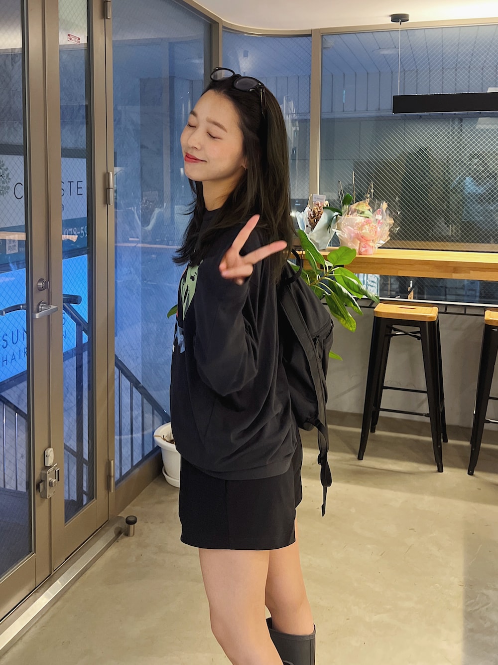 ブラック系のTシャツ/カットソー、ブラック系のその他パンツ、ブラック系のレインシューズを着用したレディースの春コーディネートの2枚目の写真