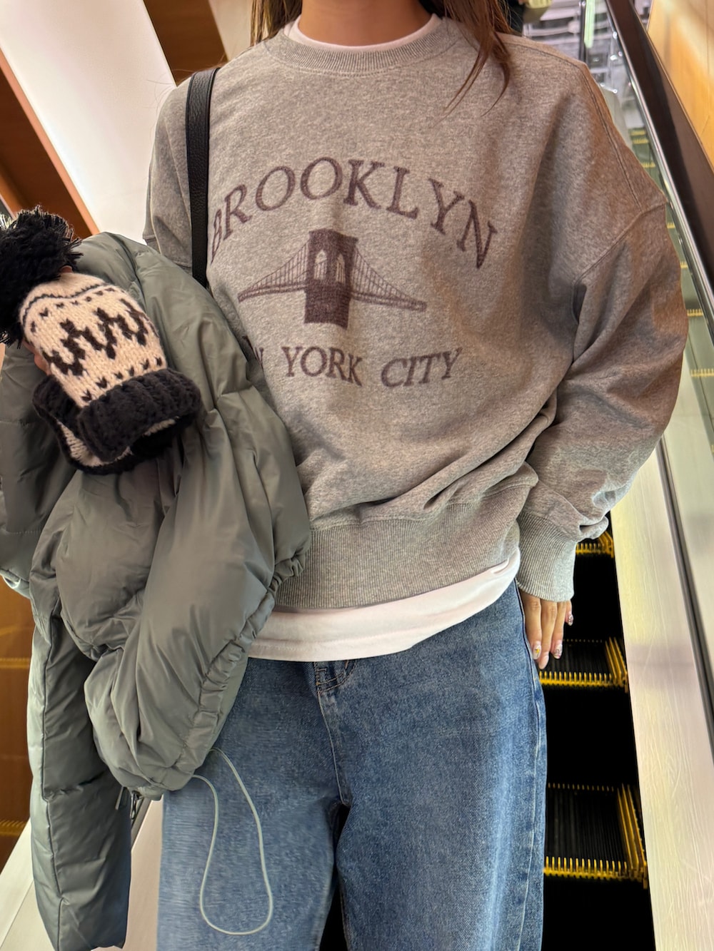 「最近のいい感じコーデ、オトナカジュアル、オトナ女子、お出かけコーデ、あったかコーデ、ootd、冬のコーデ、シンプルスタイル、韓国ファッション、プチプラコーデ、プチプラ、休日スタイル、デニム、outfit、グレー」｜「Sorrisoのフロントデザイン トレーナー（スウェット、グレー系）」を使った、Rannaさん（レディース・166cm）の秋コーディネートの4枚目の写真