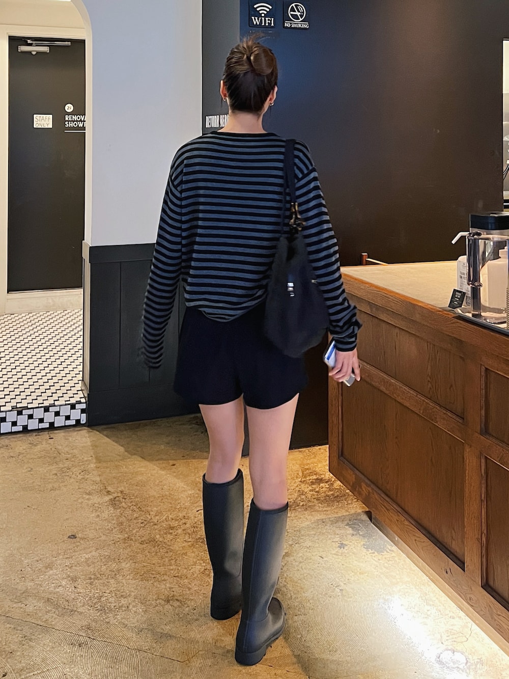 ブラック系のニット/セーター、ブラック系のその他パンツ、その他のボストンバッグを着用したレディースの秋コーディネートの2枚目の写真