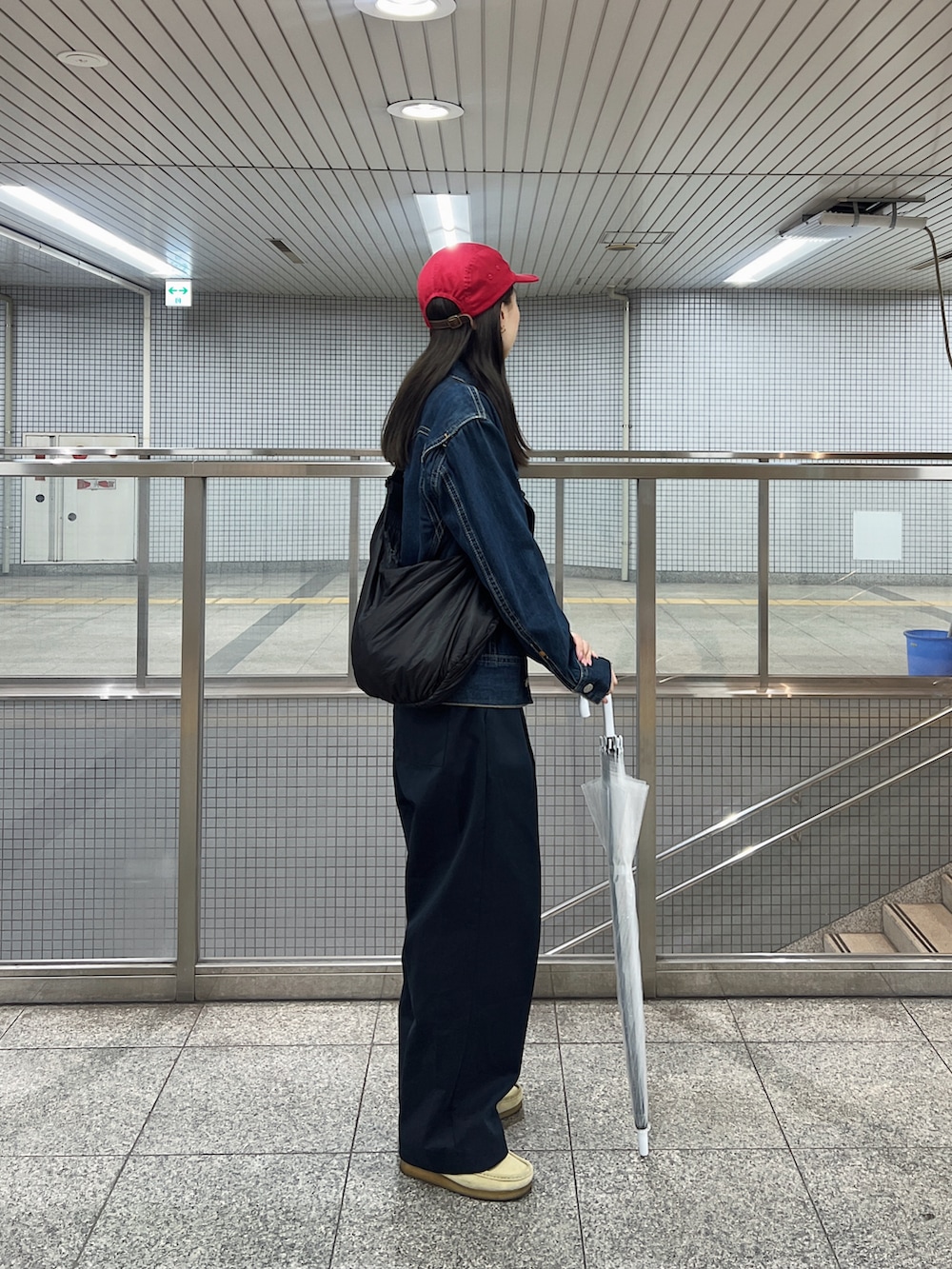 グレー系のTシャツ/カットソー、ブルー系のその他パンツ、ベージュ系のモカシン/デッキシューズを着用したレディースの春コーディネートの2枚目の写真