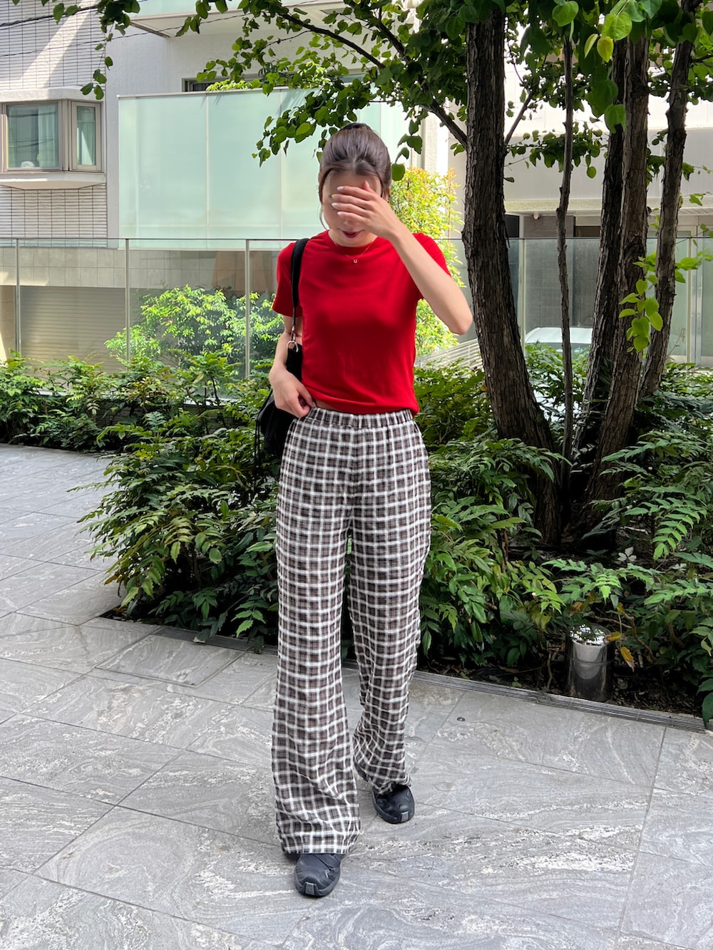 「スニーカー、夏コーデ、韓国ファッション、ショルダーバッグ、お出かけコーデ、フェススタイル、アウトドアスタイル、初夏コーデ、おでかけコーデ、パンツスタイル、カジュアルスタイル、夏服コーデ、リラックススタイル、今日のコーデ、赤」｜「Didot.showroomの【DIDOT.】2サイズ展開｜オリジナルラウンドT（Tシャツ/カットソー、レッド系）」を使った、Rannaさん（骨格ウェーブ・レディース・166cm）の夏コーディネートの2枚目の写真