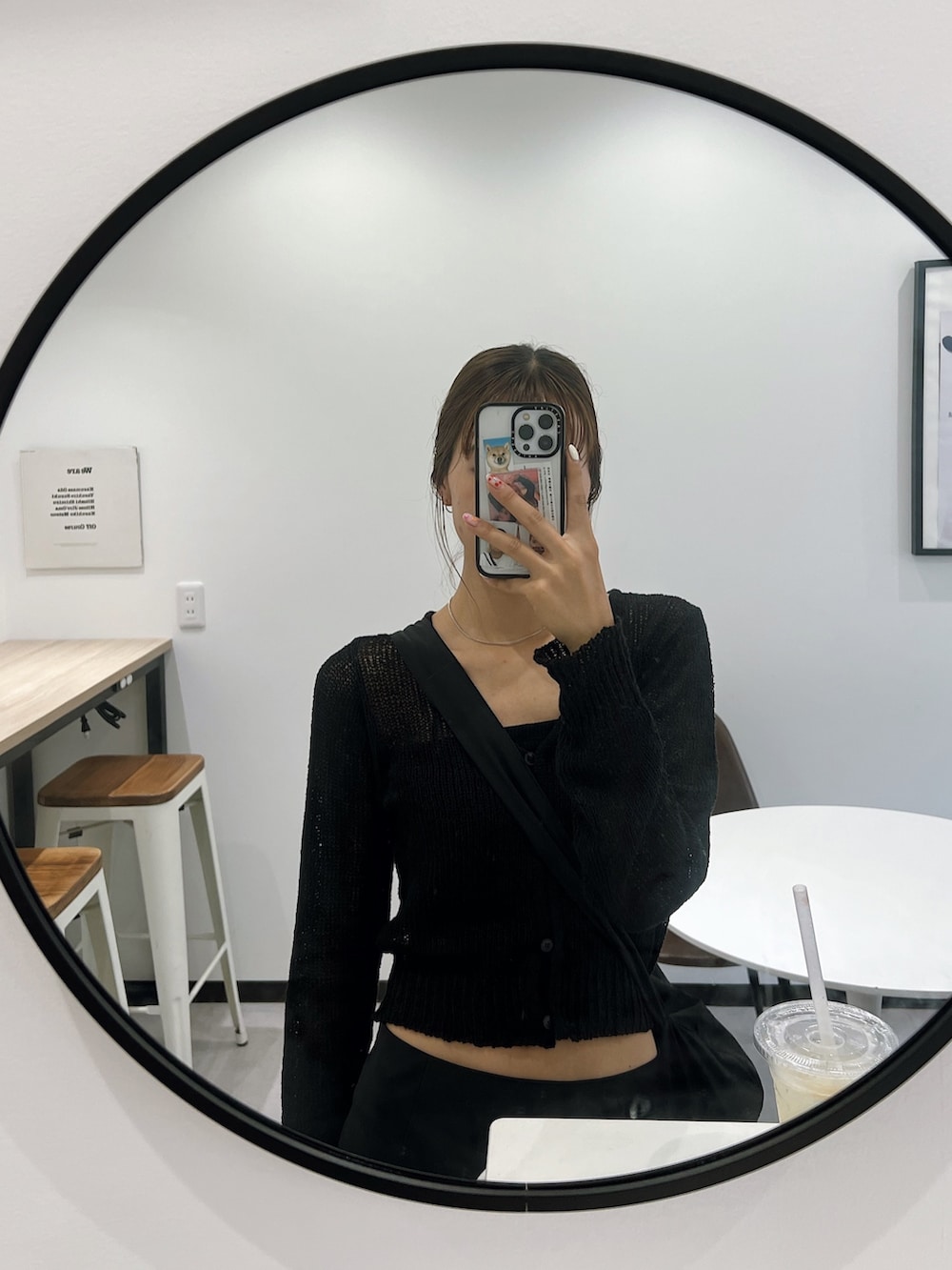 ブラック系のカーディガン/ボレロ、ブラック系のスカート、ブラック系のショルダーバッグを着用したレディースの夏コーディネートの3枚目の写真