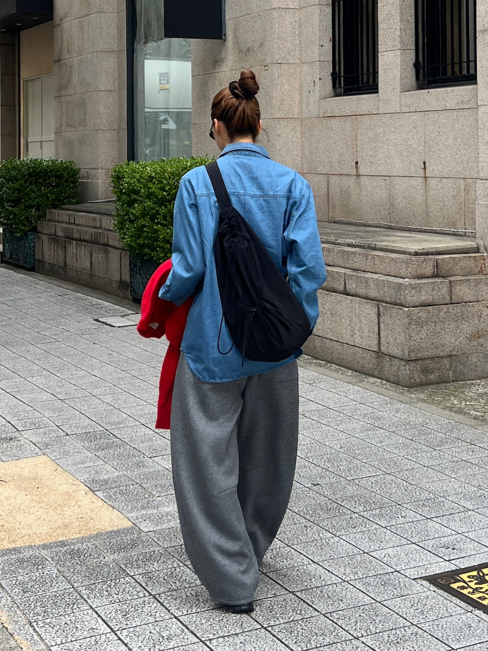 ブルー系のシャツ/ブラウス、ブラック系のショルダーバッグ、グレー系のスウェットパンツを着用したレディースの秋コーディネートの3枚目の写真