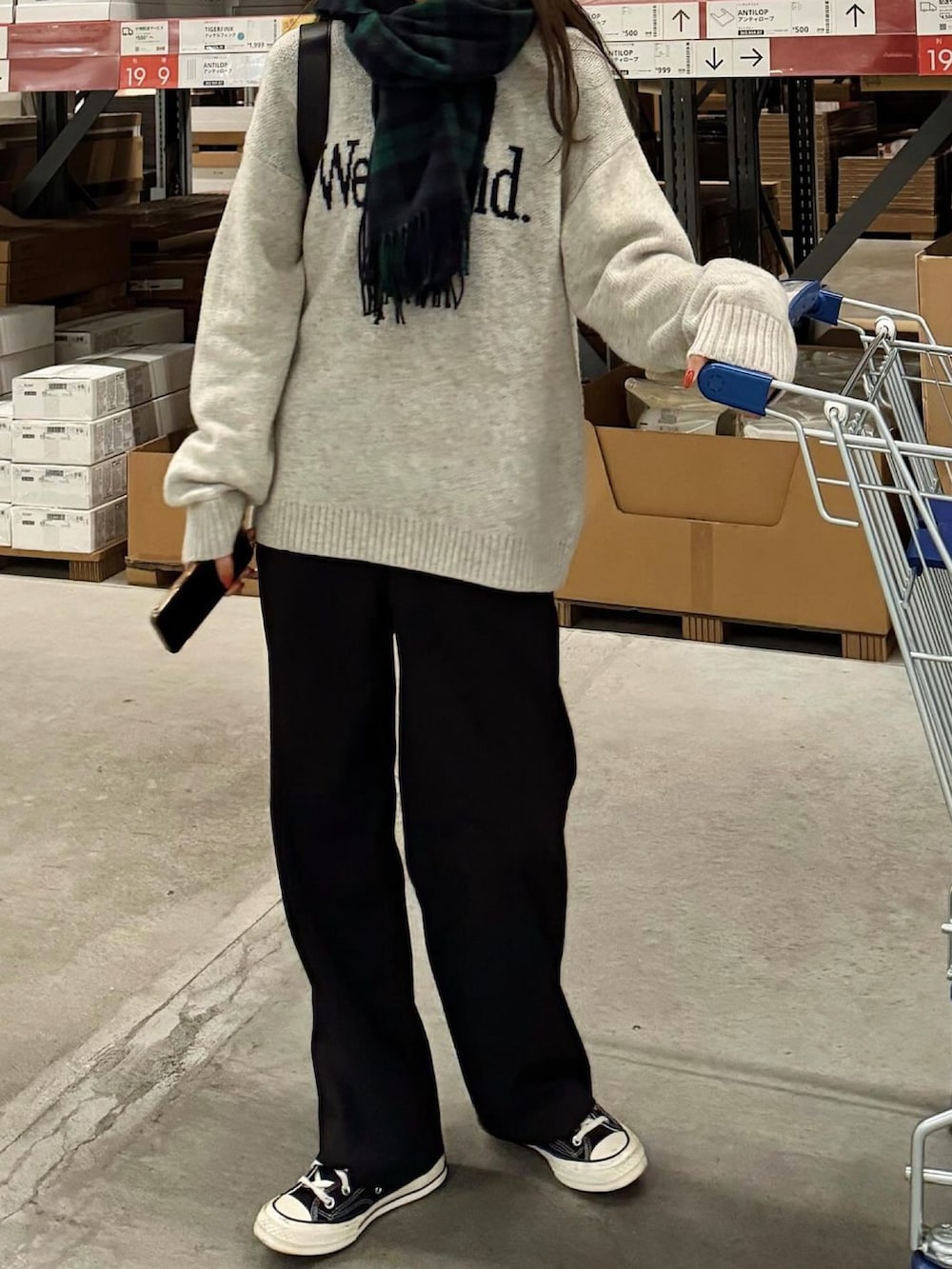 ブラック系のその他パンツ、グレー系のニット/セーター、ブラック系のバッグを着用したレディースの秋コーディネートの4枚目の写真