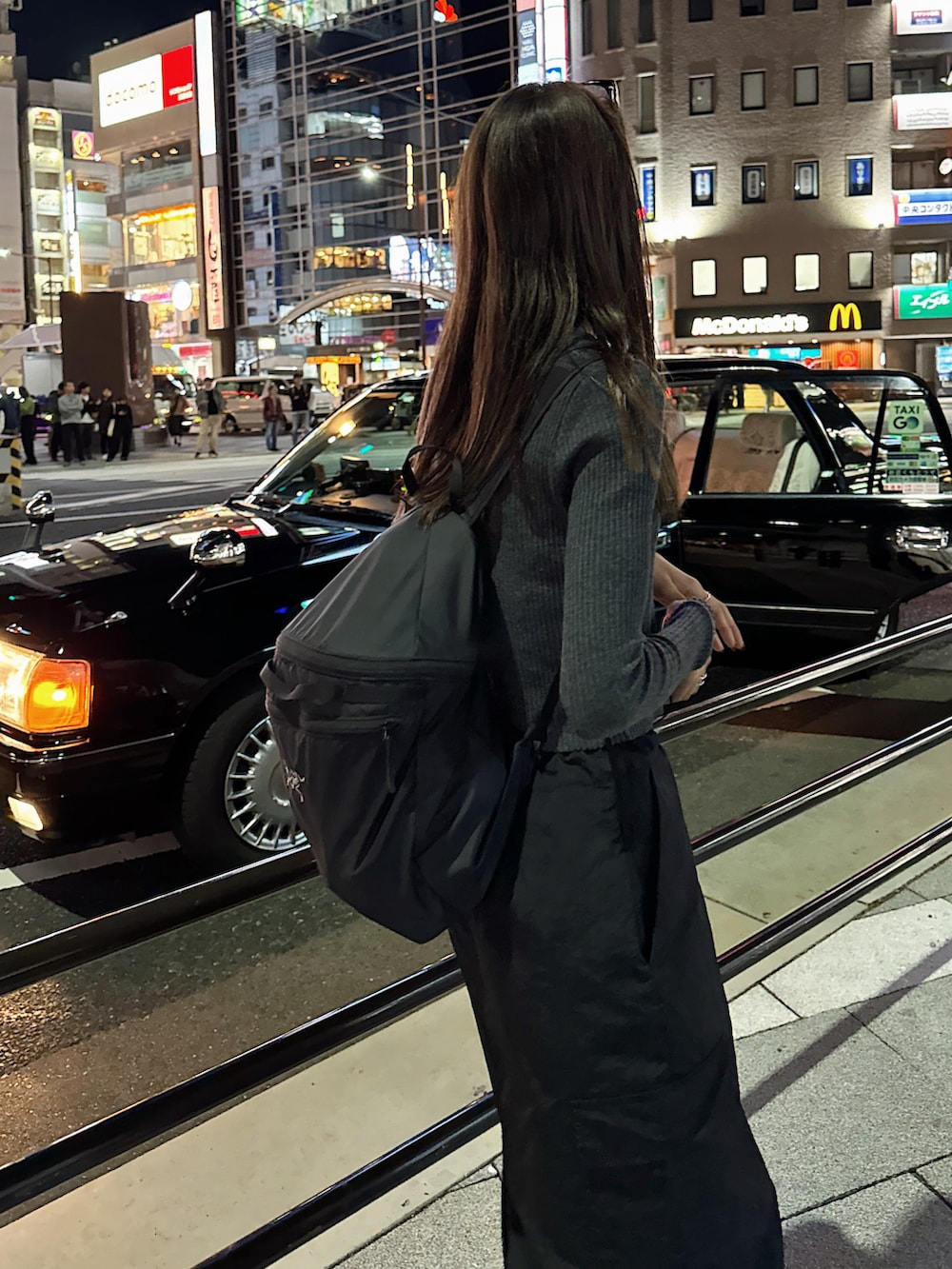 「春めき満開コーデ、韓国ファッション、休日スタイル、デートコーデ、スニーカー、カーディガン、お出かけコーデ、バックパック、スカートスタイル、ロングスカート、クロップド丈、春服コーデ、春服みてみて、高身長女子、今日のコーデ」｜「adidasのサンバ OG / SAMBA OG / アディダスオリジナルス adidas Originals スニーカー（スニーカー、ブラック系）」を使った、Rannaさん（骨格ウェーブ・レディース・166cm）の春コーディネートの4枚目の写真