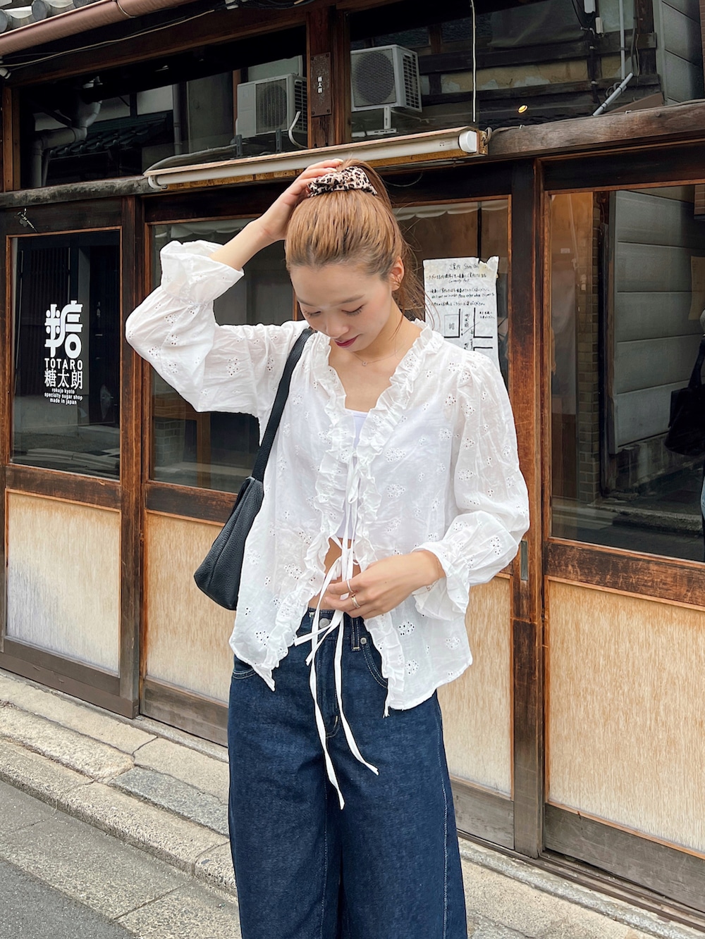 ホワイト系のシャツ/ブラウス、ブルー系のデニムパンツ、ブラウン系のブーツを着用したレディースの秋コーディネートの3枚目の写真