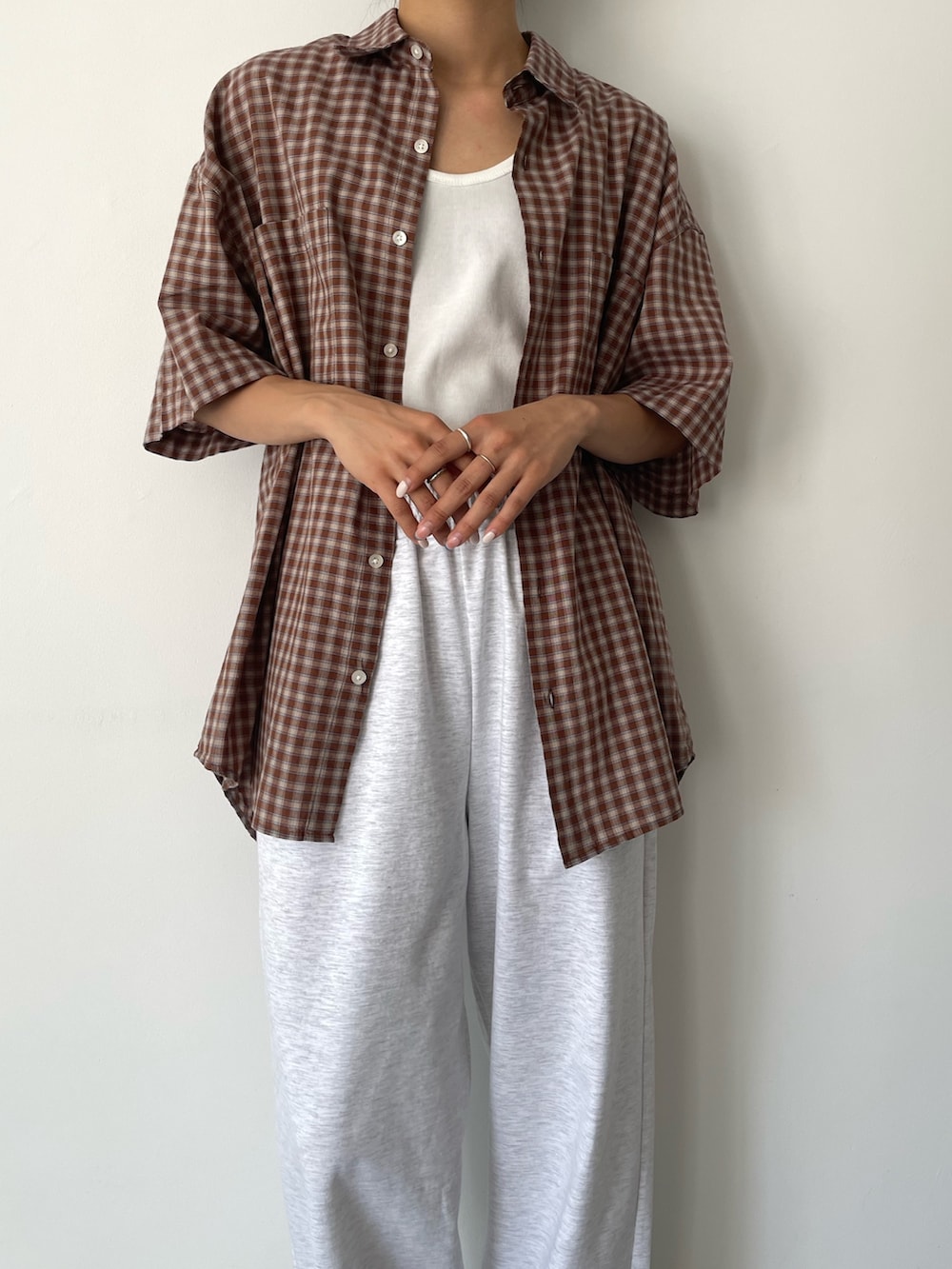 グレー系のスウェットパンツ、ベージュ系のシャツ/ブラウス、ホワイト系のタンクトップを着用したレディースの春コーディネートの2枚目の写真