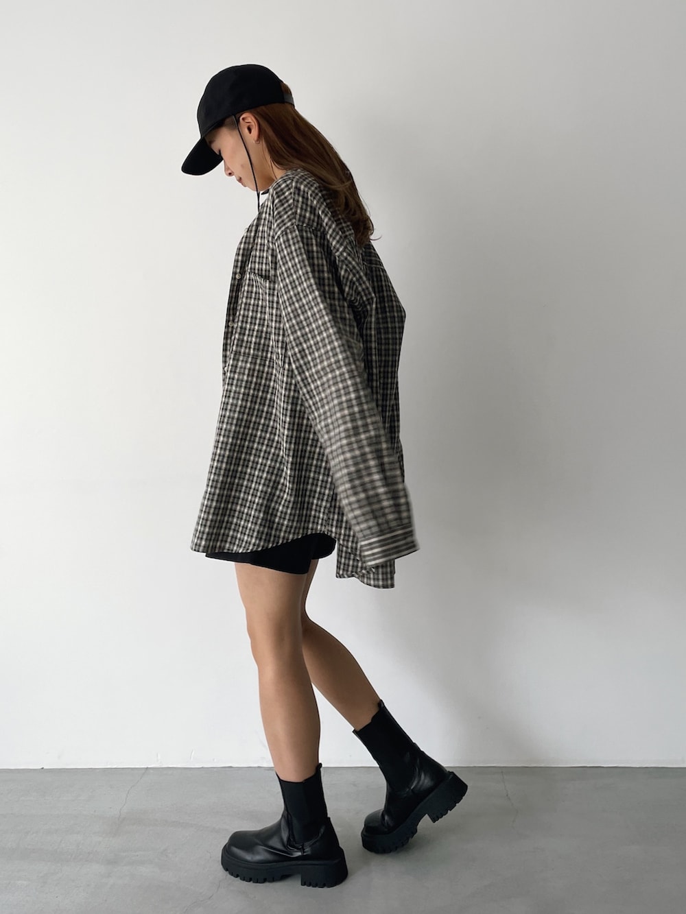 ブラック系のその他パンツ、ホワイト系のTシャツ/カットソー、ブラック系のブーツを着用したレディースの秋コーディネートの2枚目の写真
