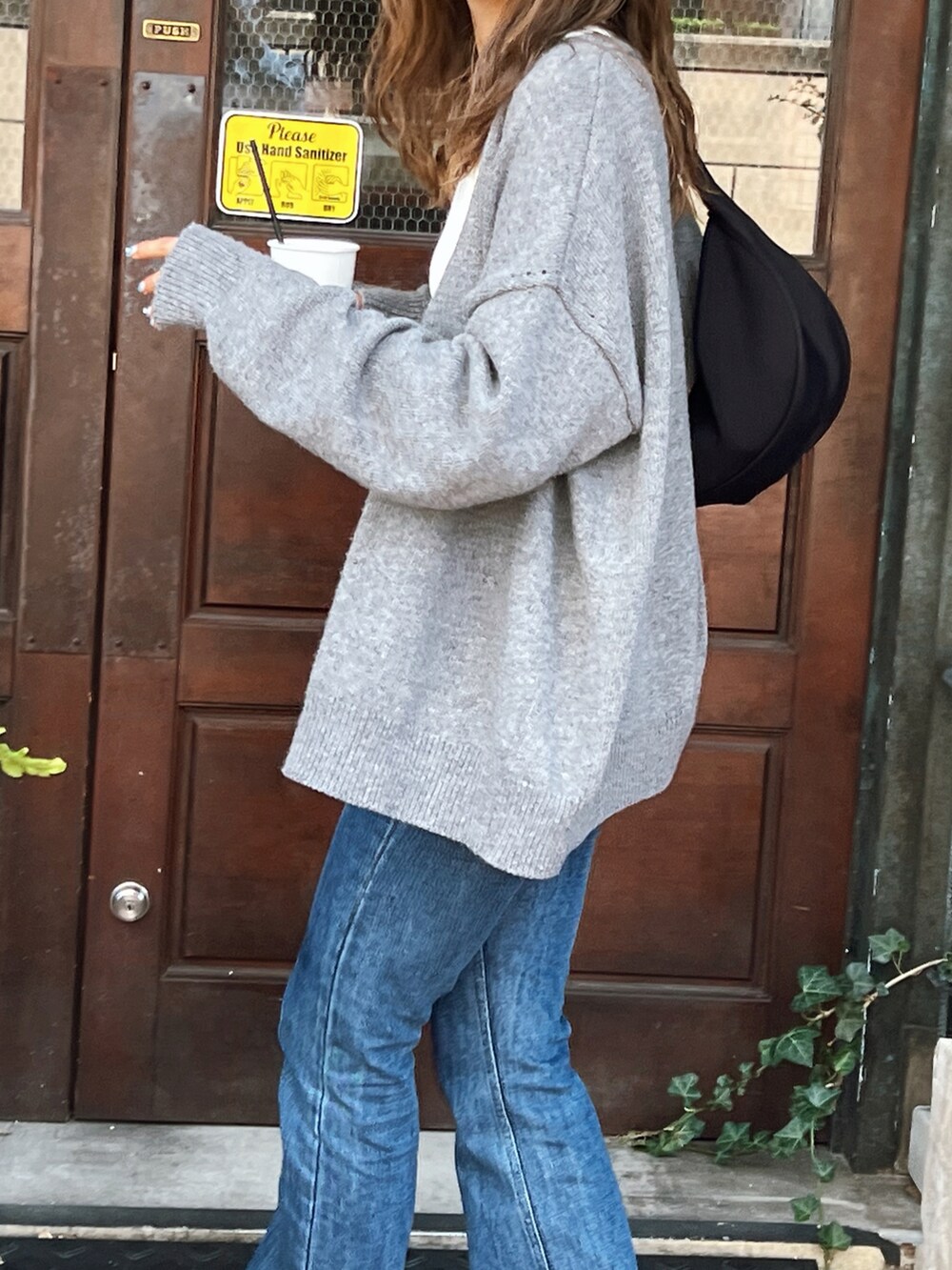 ホワイト系のタンクトップ、グレー系のカーディガン/ボレロ、ブラウン系のスニーカーを着用したレディースの秋コーディネートの2枚目の写真