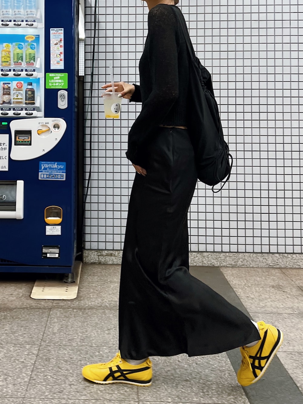 ブラック系のカーディガン/ボレロ、ブラック系のスカート、ブラック系のショルダーバッグを着用したレディースの夏コーディネートの2枚目の写真