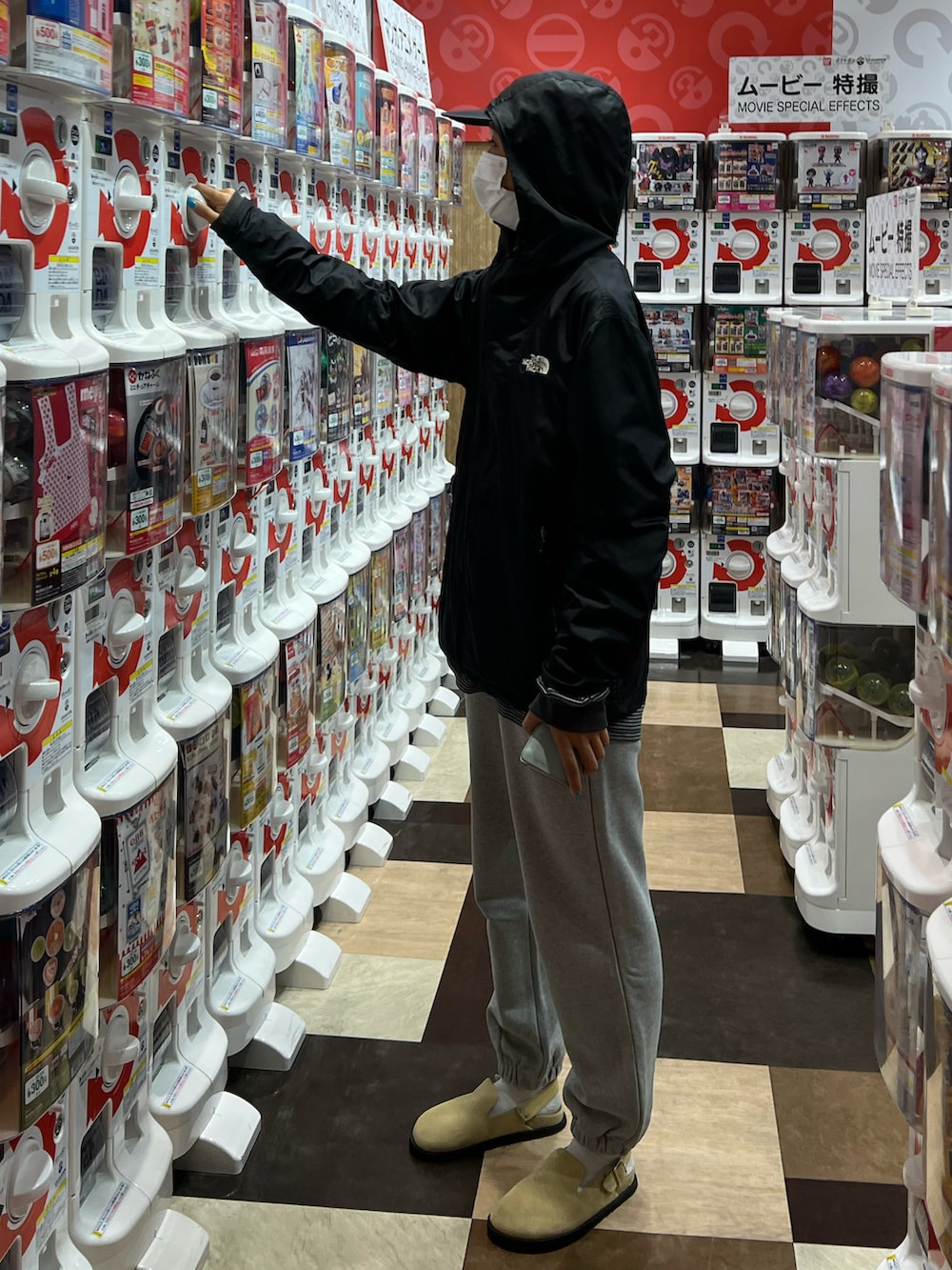 「ブルゾン、メンズライク、ロゴスウェット、シンプルコーデ、ストレートキャップ、秋コーデ、秋ルック紹介するよ」｜「CANAL JEANのchoice_cnl(チョイス) ナイロンジェットCAP（キャップ、ブラック系）」を使った、Rannaさん（骨格ウェーブ・レディース・167cm）の秋コーディネートの3枚目の写真