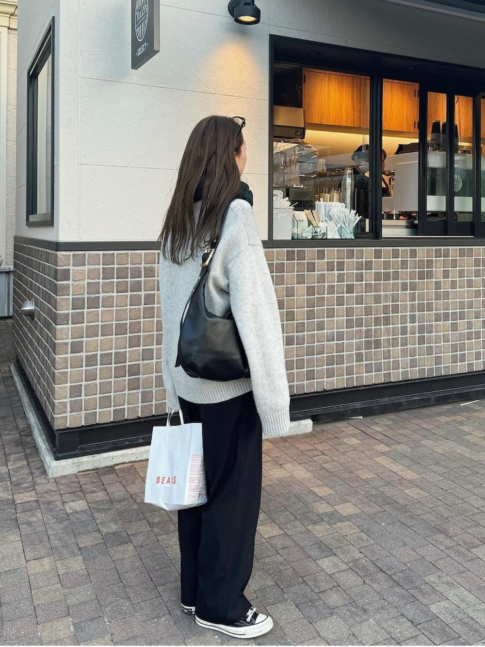 ブラック系のその他パンツ、グレー系のニット/セーター、ブラック系のバッグを着用したレディースの秋コーディネートの3枚目の写真