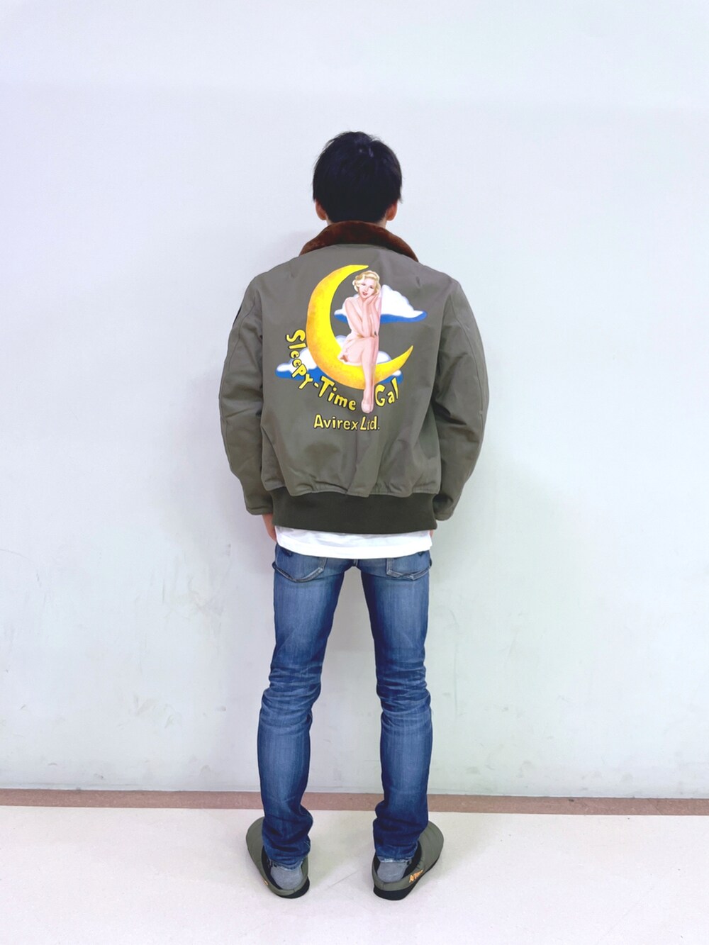 グリーン系のミリタリージャケット、ホワイト系のTシャツ/カットソー、グリーン系のシューズを着用したメンズの秋コーディネートの2枚目の写真