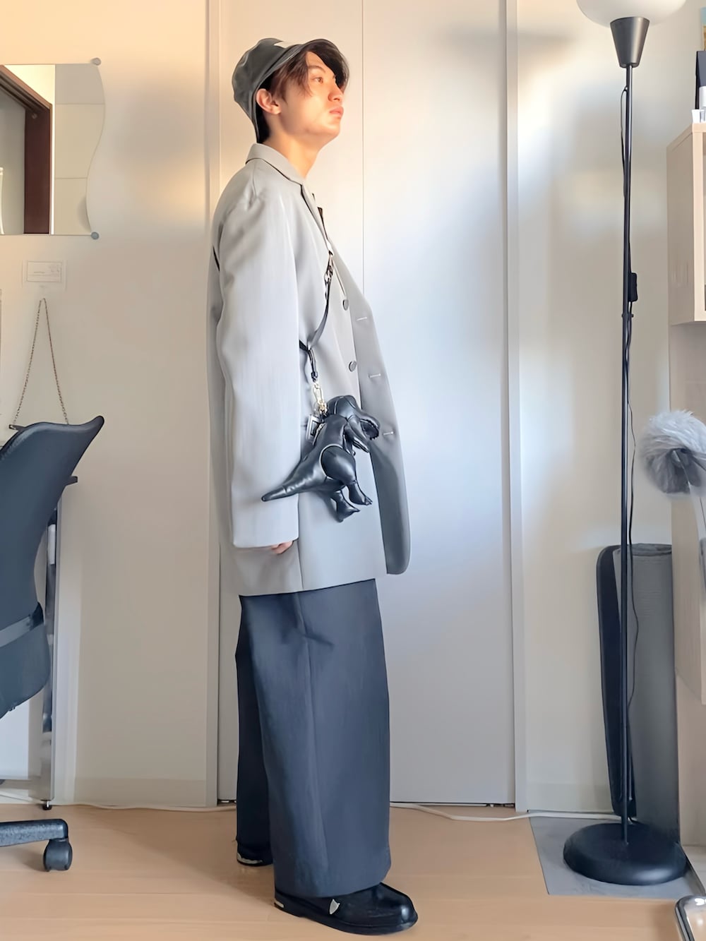「低身長、低身長コーデ、163cm、秋コーデ、秋っぽコーデ更新中、レザー、テーラードジャケット、ワイドパンツ、OAMC、beautiful people、kolor、TOGA、ミニバッグ、Maison MIHARA YASUHIRO」｜「beautiful peopleの【beautiful people(ビューティフルピープル)】《STUDIOUS別注》エコレザーバケットハット（ハット、ブラック系）」を使った、ざわ_低身長男子styleさん（骨格ストレート・メンズ・163cm）の秋コーディネートの4枚目の写真