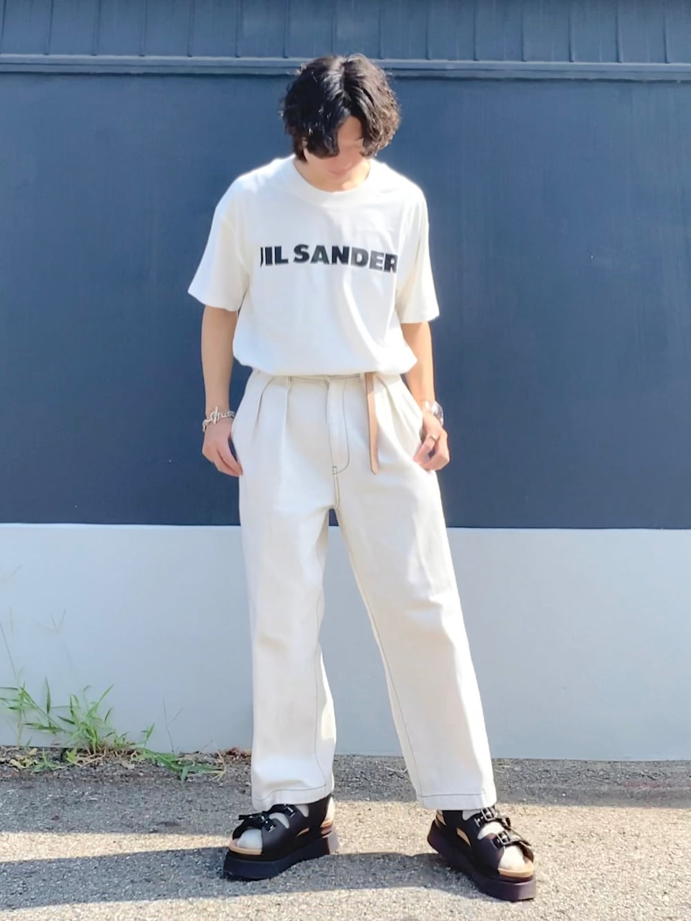 「オールホワイト、Tシャツ、ワイドパンツ、デニムパンツ、サンダル、タックイン、大学生、低身長、低身長コーデ、163cm、夏コーデ、きれいめカジュアル、キレイめ、夏」｜「PUBLIC TOKYOのカラーハイライズドデニム/ワイドテーパードデニム（デニムパンツ、ホワイト系）」を使った、ざわ_低身長男子styleさん（骨格ストレート・メンズ・163cm）の夏コーディネートの3枚目の写真