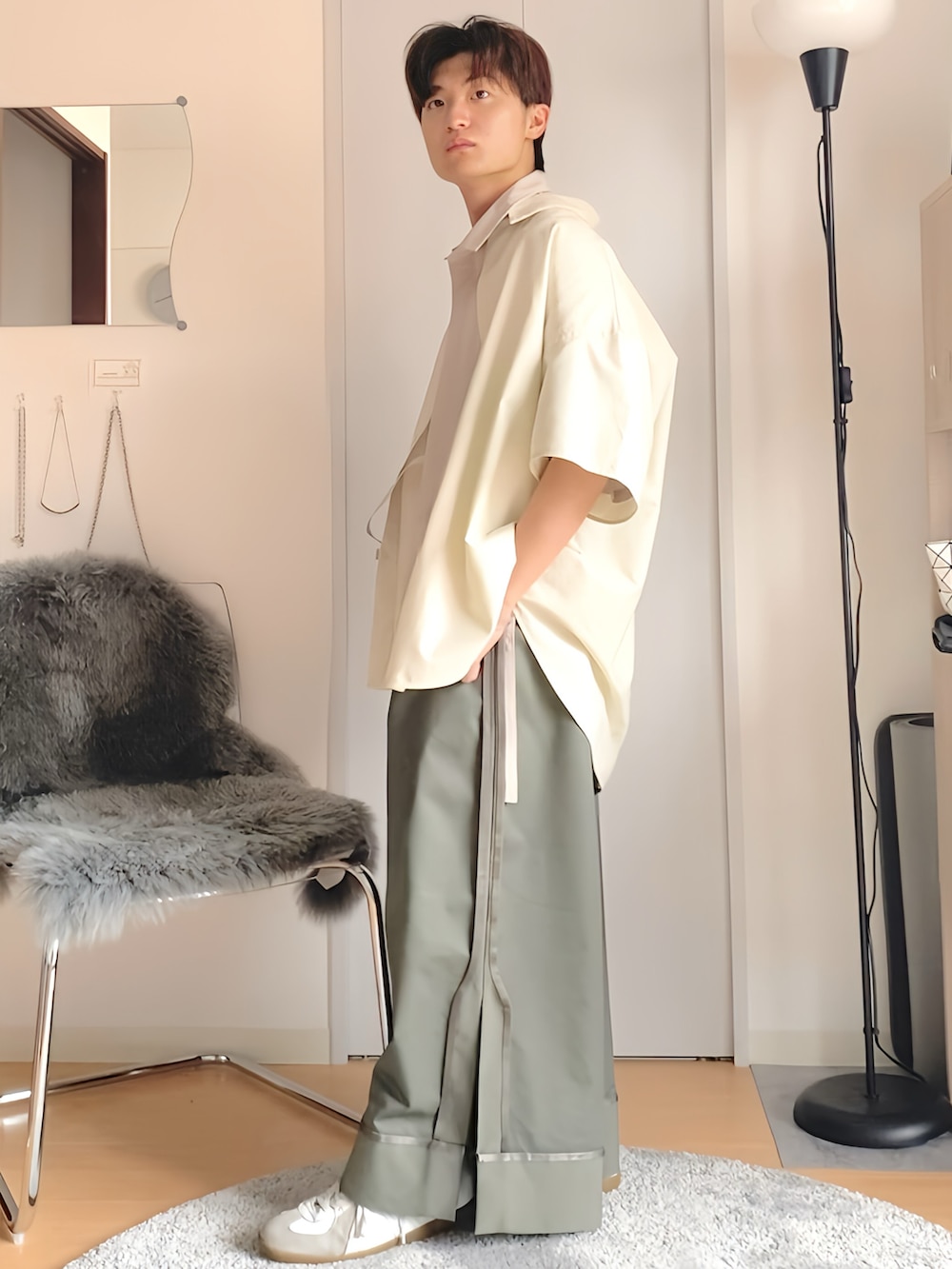 グリーン系のパンツ、ベージュ系のシャツ/ブラウスを着用したメンズの夏コーディネートの2枚目の写真