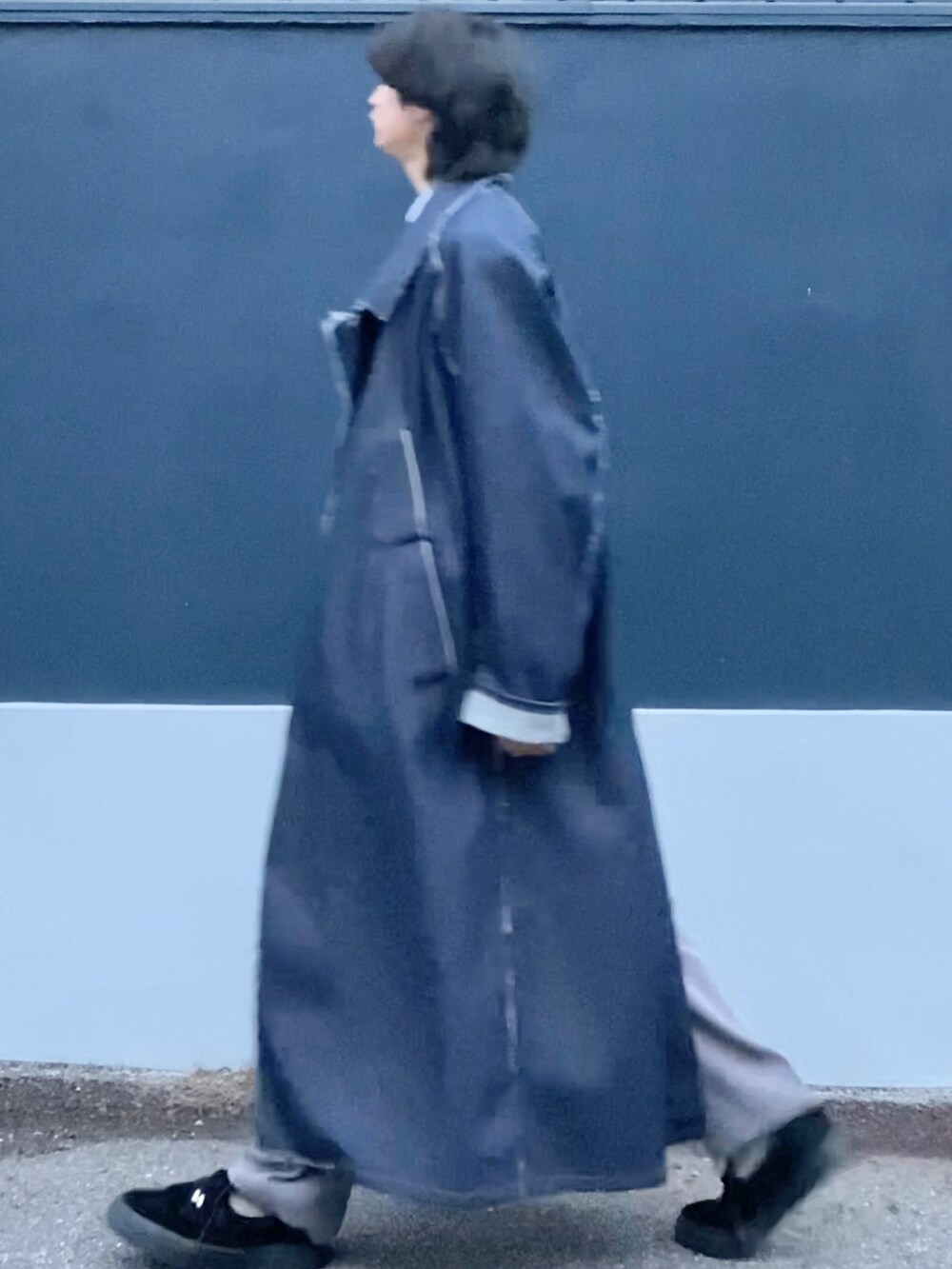 「春服デビュー宣言、今日のコーデ、デニム、ジャケット、セットアップ、大学生、低身長、低身長コーデ、163cm、グレー、シャツ、サックスブルー、きれいめカジュアル、キレイめ」｜「SLACK FOOTWEARの【SLACK】FREYDO/SL1815（スニーカー、ブラック系）」を使った、ざわ_低身長男子styleさん（骨格ストレート・メンズ・163cm）の春コーディネートの4枚目の写真