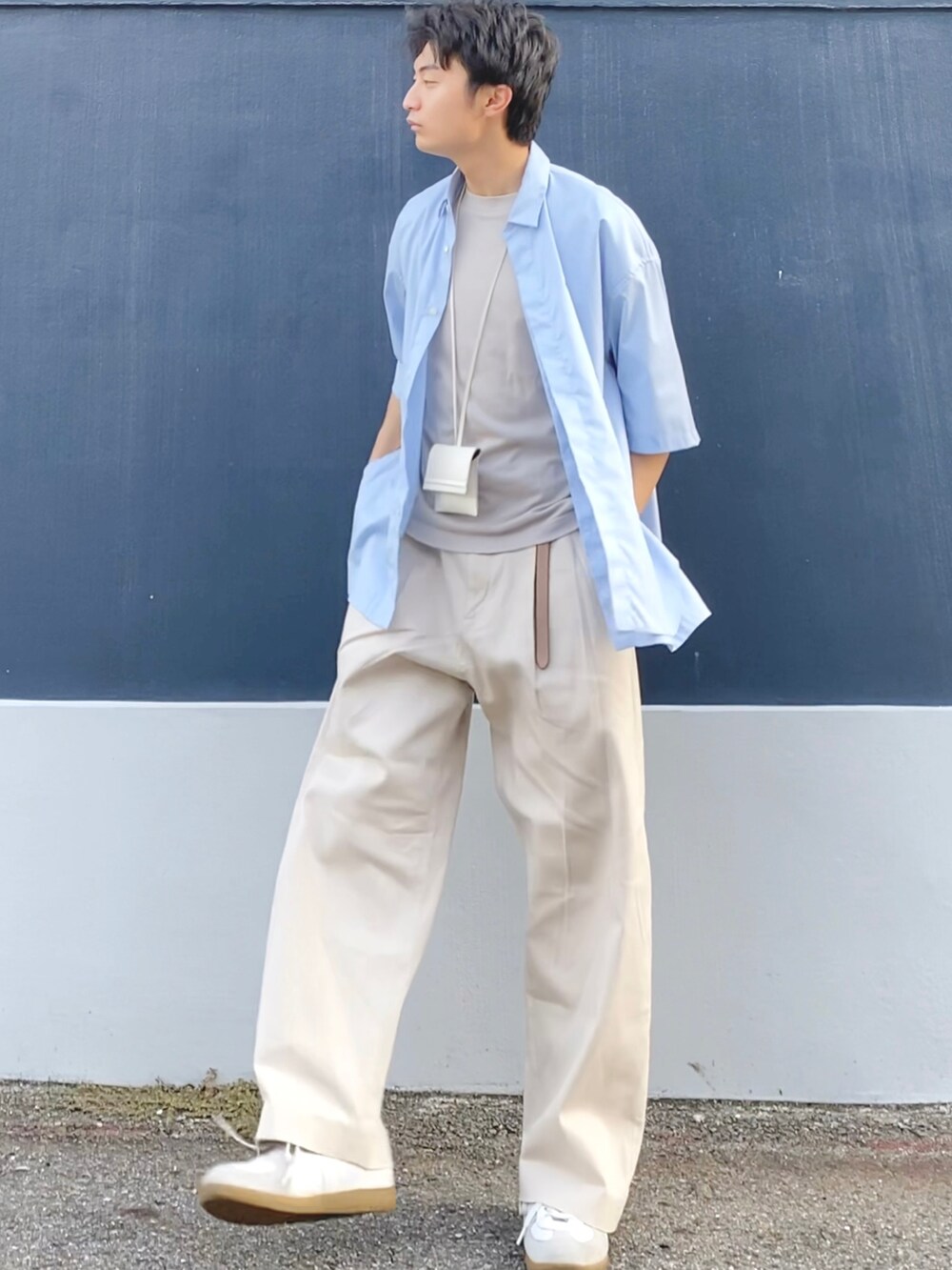 「シンプル、ベージュ、オフホワイト、低身長、低身長コーデ、大学生、サックスブルー、ワイドパンツ、きれいめカジュアル、ラフ、リラックススタイル、シャツ」｜「WYM LIDNMの【WYM LIDNM】HARD GABA LOOSE FIT TROUSERS（その他パンツ、ホワイト系）」を使った、ざわ_低身長男子styleさん（メンズ・163cm）の秋コーディネートの3枚目の写真