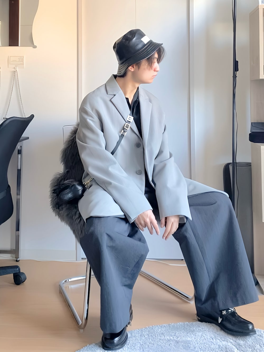 「低身長、低身長コーデ、163cm、秋コーデ、秋っぽコーデ更新中、レザー、テーラードジャケット、ワイドパンツ、OAMC、beautiful people、kolor、TOGA、ミニバッグ、Maison MIHARA YASUHIRO」｜「beautiful peopleの【beautiful people(ビューティフルピープル)】《STUDIOUS別注》エコレザーバケットハット（ハット、ブラック系）」を使った、ざわ_低身長男子styleさん（骨格ストレート・メンズ・163cm）の秋コーディネートの5枚目の写真