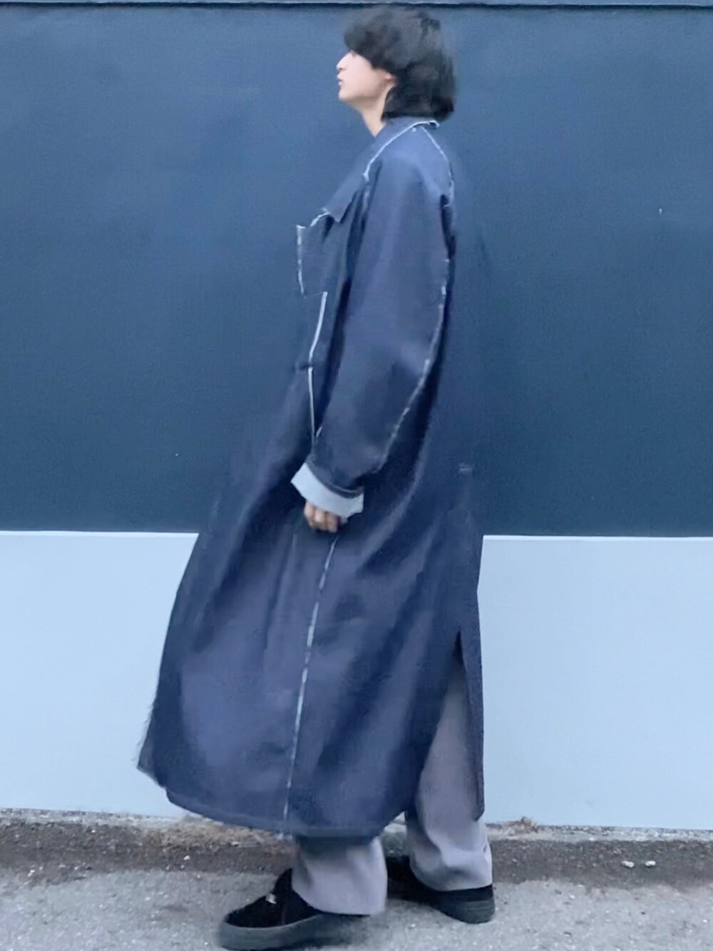 「春服デビュー宣言、今日のコーデ、デニム、ジャケット、セットアップ、大学生、低身長、低身長コーデ、163cm、グレー、シャツ、サックスブルー、きれいめカジュアル、キレイめ」｜「SLACK FOOTWEARの【SLACK】FREYDO/SL1815（スニーカー、ブラック系）」を使った、ざわ_低身長男子styleさん（骨格ストレート・メンズ・163cm）の春コーディネートの5枚目の写真
