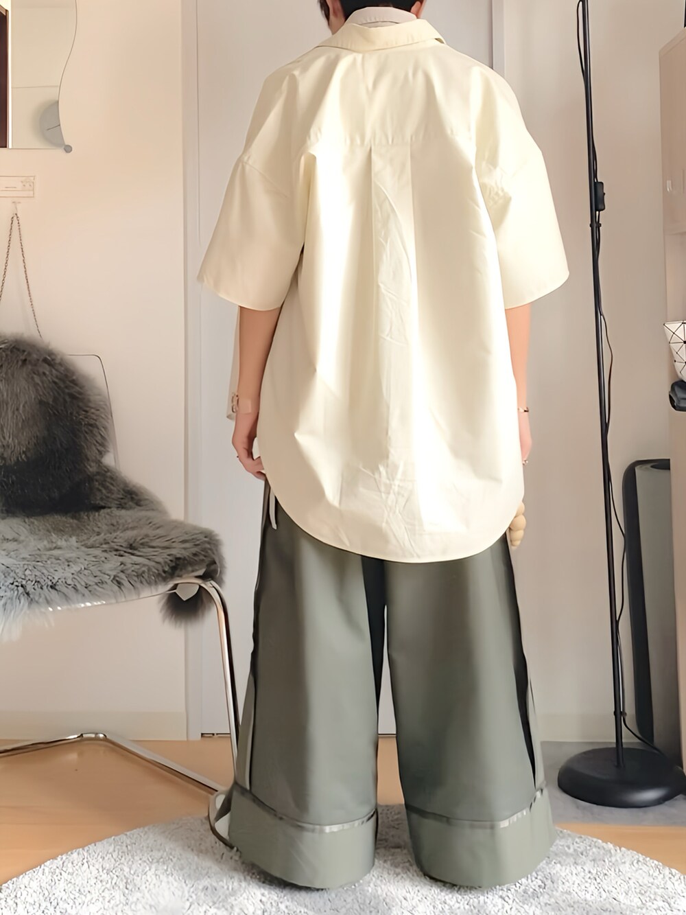 グリーン系のパンツ、ベージュ系のシャツ/ブラウスを着用したメンズの夏コーディネートの3枚目の写真