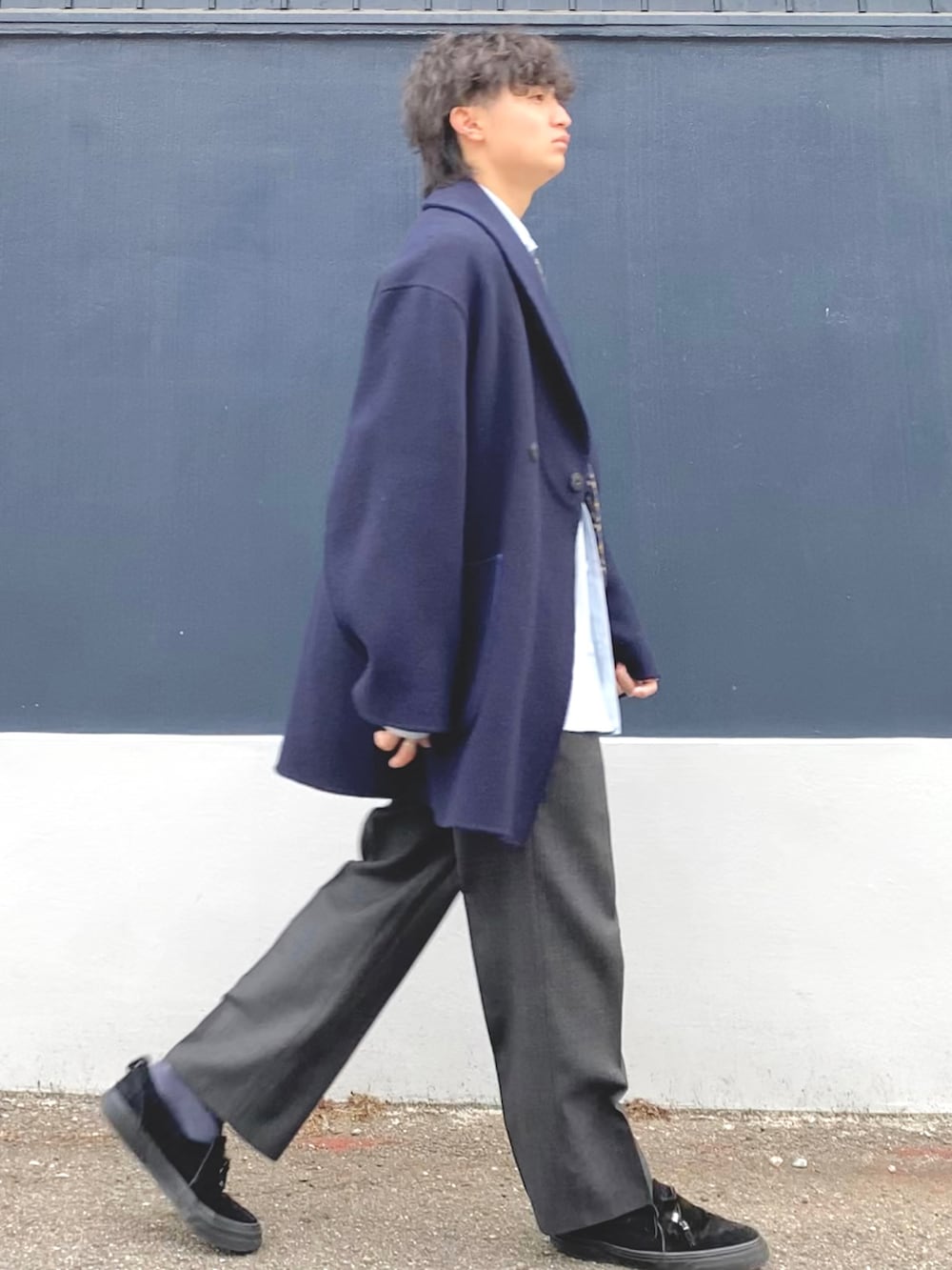 「春服デビュー宣言、キレイめ、きれいめカジュアル、大学生、低身長、低身長コーデ、163cm、スラックス、シャツスタイル、ネクタイ、コート、ブルー、サックスブルー、グレー」｜「古着のダークグレーチェックストレートパンツ（スラックス、グレー系）」を使った、ざわ_低身長男子styleさん（骨格ストレート・メンズ・163cm）の春コーディネートの3枚目の写真