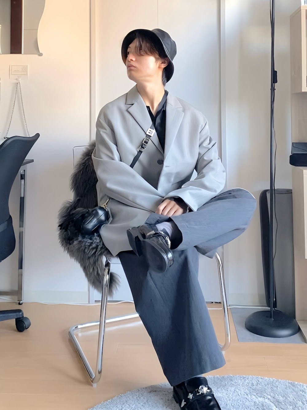 「低身長、低身長コーデ、163cm、秋コーデ、秋っぽコーデ更新中、レザー、テーラードジャケット、ワイドパンツ、OAMC、beautiful people、kolor、TOGA、ミニバッグ、Maison MIHARA YASUHIRO」｜「beautiful peopleの【beautiful people(ビューティフルピープル)】《STUDIOUS別注》エコレザーバケットハット（ハット、ブラック系）」を使った、ざわ_低身長男子styleさん（骨格ストレート・メンズ・163cm）の秋コーディネートの3枚目の写真
