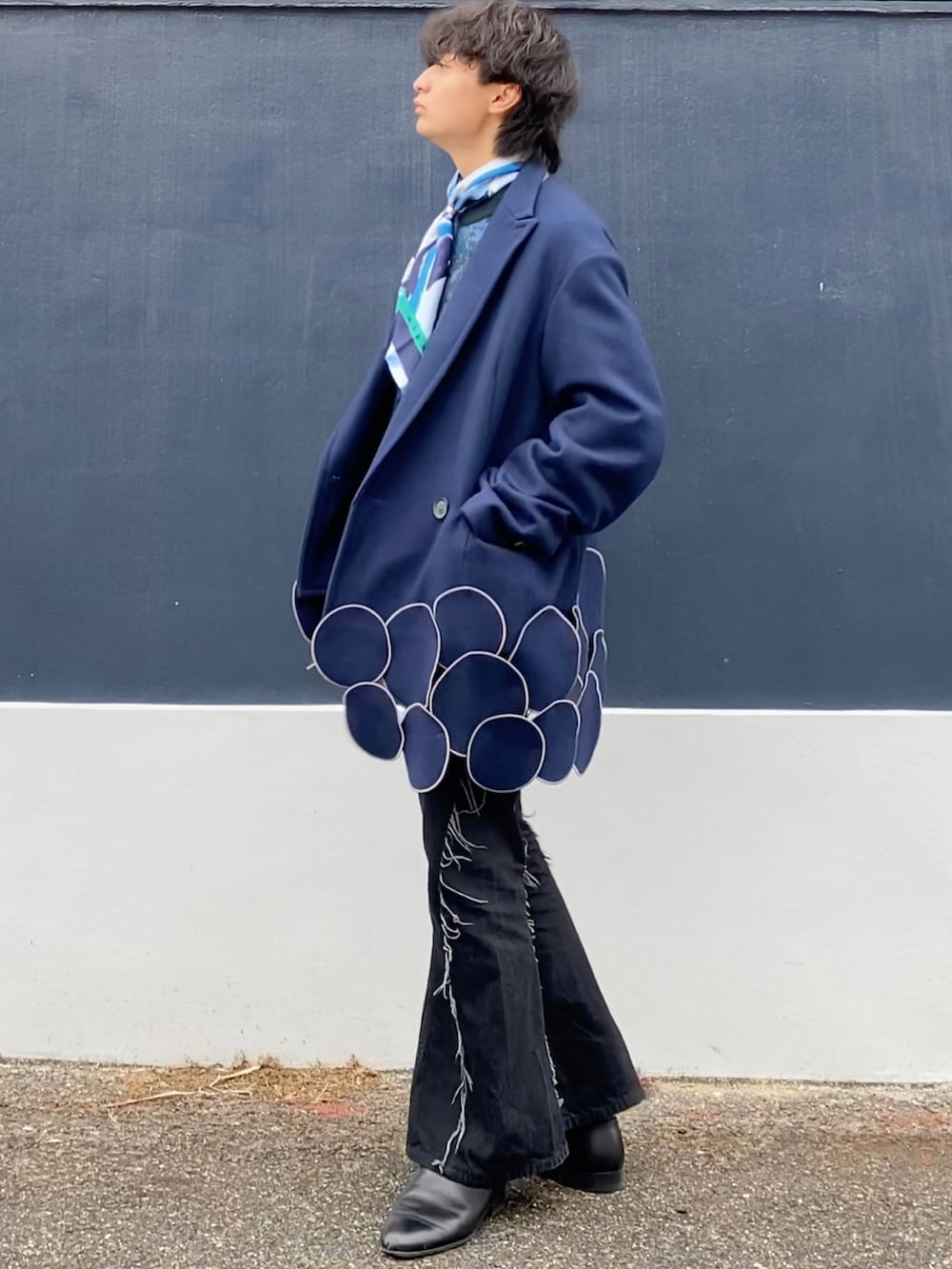 「ハーフコート、ニット、フレアパンツ、デニムパンツ、スカーフ、大人カジュアル、キレイめ、ブルー、グリーン、ブラック、低身長、低身長コーデ、大学生、冬コーデ、ビッグシルエット」｜「kolorのアイテム（ジャケット/アウター、ブルー系）」を使った、ざわ_低身長男子styleさん（骨格ストレート・メンズ・163cm）の冬コーディネートの4枚目の写真
