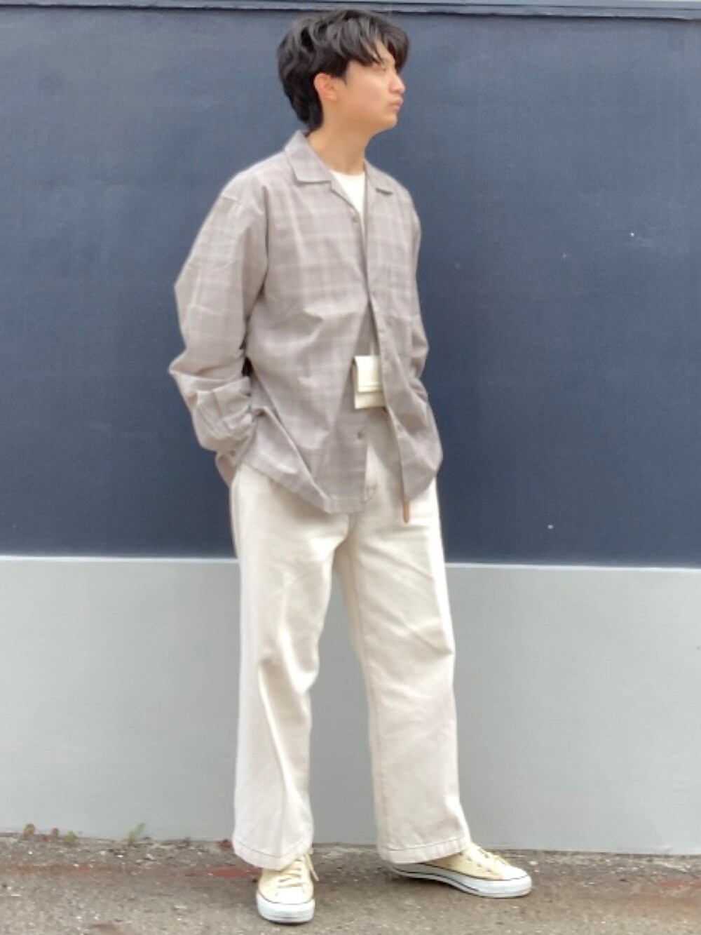 「ごきげんウィーク、ベージュ、ワントーンコーデ、チェックシャツ、ワイドパンツ、デニム、大学生、低身長、相互フォロー、シンプルコーデ、スニーカー、ラフ、カジュアル」|「CONVERSEのCONVERSE コンバース ALL STAR HI オールスター ハイ(スニーカー、ホワイト系)」を使った、ざわ_低身長男子styleさん(メンズ・163cm)の春コーディネートの5枚目の写真