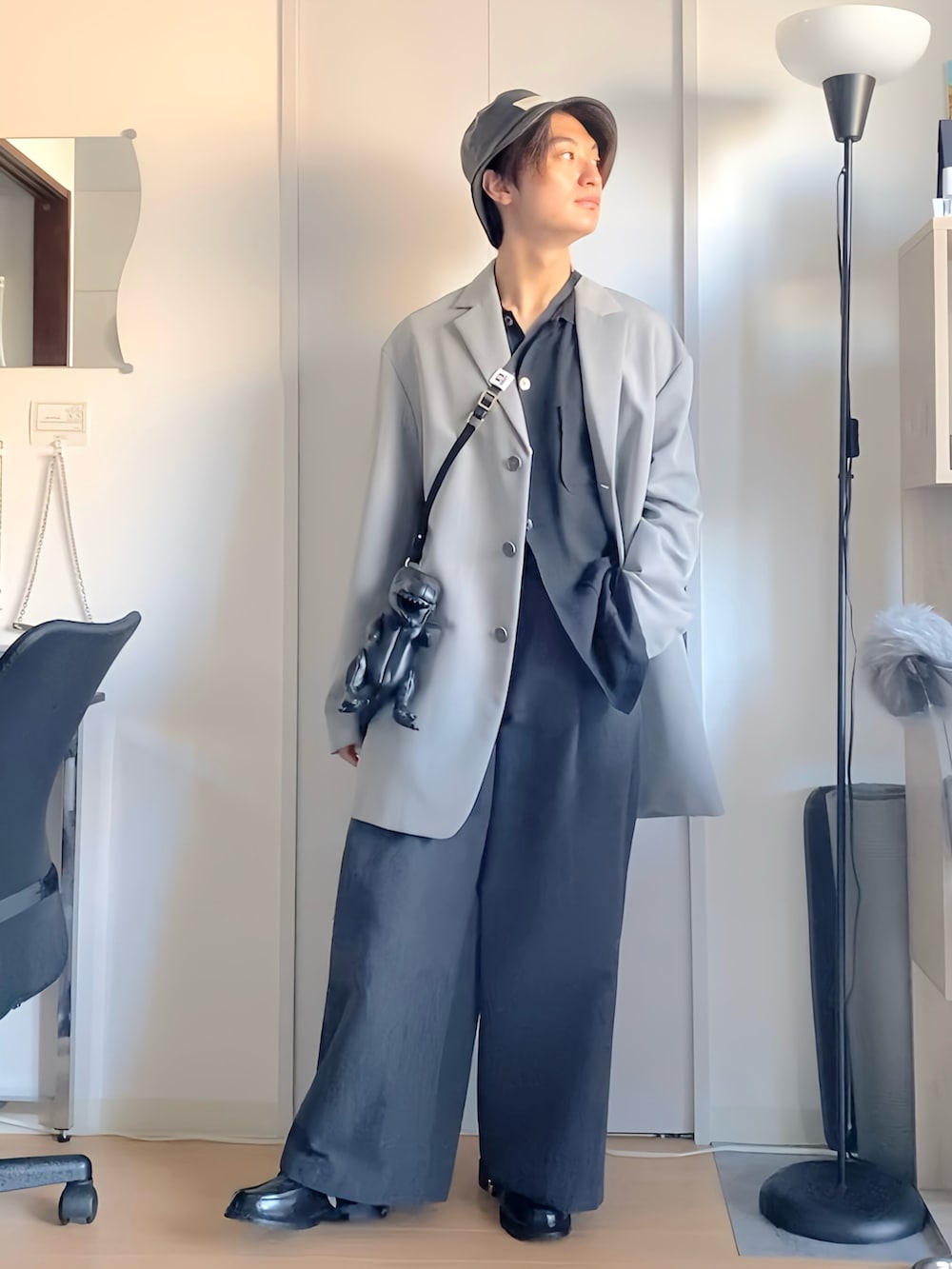 「低身長、低身長コーデ、163cm、秋コーデ、秋っぽコーデ更新中、レザー、テーラードジャケット、ワイドパンツ、OAMC、beautiful people、kolor、TOGA、ミニバッグ、Maison MIHARA YASUHIRO」｜「beautiful peopleの【beautiful people(ビューティフルピープル)】《STUDIOUS別注》エコレザーバケットハット（ハット、ブラック系）」を使った、ざわ_低身長男子styleさん（骨格ストレート・メンズ・163cm）の秋コーディネートの2枚目の写真