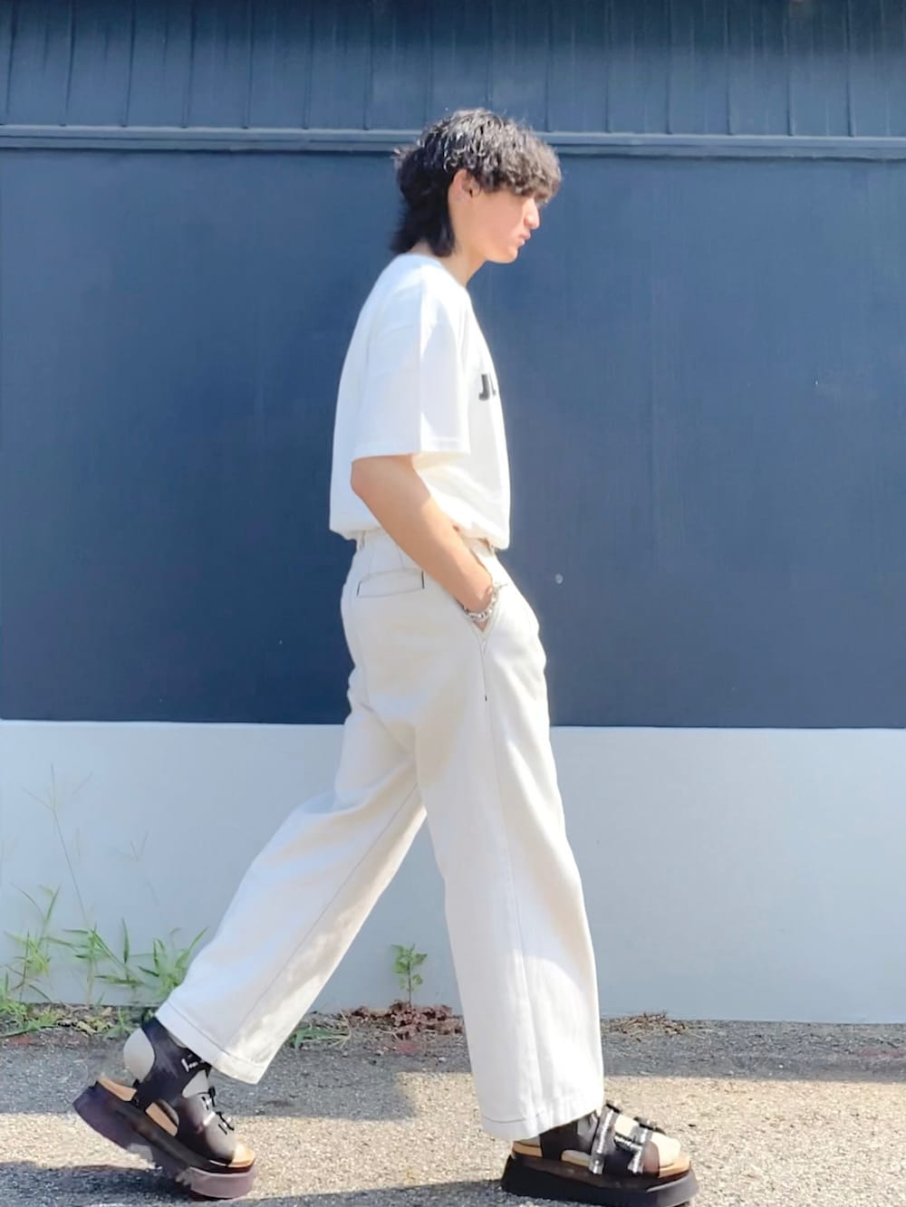 「オールホワイト、Tシャツ、ワイドパンツ、デニムパンツ、サンダル、タックイン、大学生、低身長、低身長コーデ、163cm、夏コーデ、きれいめカジュアル、キレイめ、夏」｜「PUBLIC TOKYOのカラーハイライズドデニム/ワイドテーパードデニム（デニムパンツ、ホワイト系）」を使った、ざわ_低身長男子styleさん（骨格ストレート・メンズ・163cm）の夏コーディネートの2枚目の写真