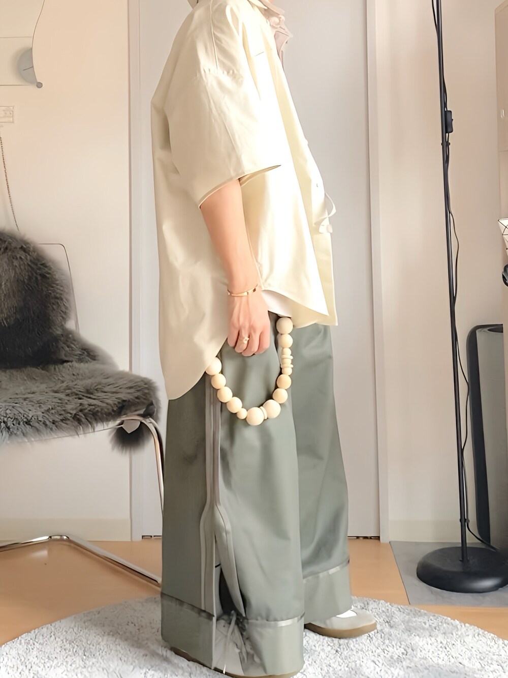 グリーン系のパンツ、ベージュ系のシャツ/ブラウスを着用したメンズの夏コーディネートの4枚目の写真